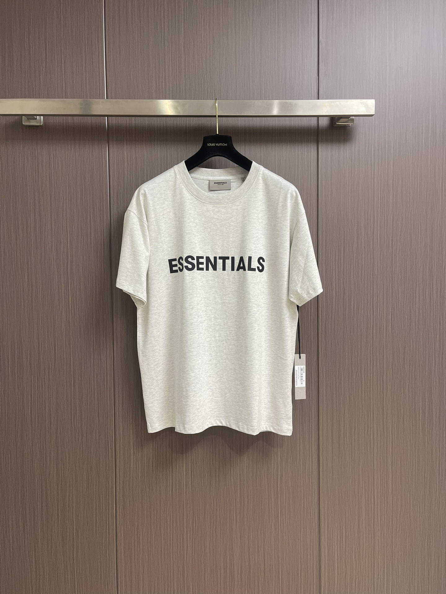 NO:126630,Fear Of God Essentials double-wire silicone three-dimensional letters LOGO short-sleeved T-shirt Loose OS style Comfortable fabric for both men and women. Chest LOGO printed, liquid 3D silicone. The neckline is made of 1x1 thread. It is dyed with the same cylinder as the large body fabric. The ESSENTIALS rubber label (PVC material) under the back collar highlights the identity. The new double-layer collar design. The surface LOGO letters have three-dimensional sense. The size is marked as the latest transparent silicone version. The tag washing label packaging is also equipped with all details. The hair is washed with high temperature to reduce the deformation rate of the fabric. The fabric is more textured and weighs up to 240 grams. Size S-XL,, T-shirt,tees, t-shirt,alexander wang19860909Fear Of God Essentials复线款硅胶立体字母LOGO短袖T恤 宽松OS版型 面料舒适 男女均可上身驾驭 胸口LOGO印花,为液态3D硅胶 领口采用1x1螺纹 与大身面料同缸共染零色差 后领下方ESSENTIALS胶标（PVC材质）凸显身份 全新双层领标设计 表面LOGO字母有立体感 尺码标为最新的透明硅胶版本 吊牌洗唛包装也一应俱全细节全部到位 毛胚经过高温水洗 降低面料的变形率 面料更有质感且克重高达240克.尺码S-XL,,T-shirt,tees，t-shirt,alexander wang,Men's clothing