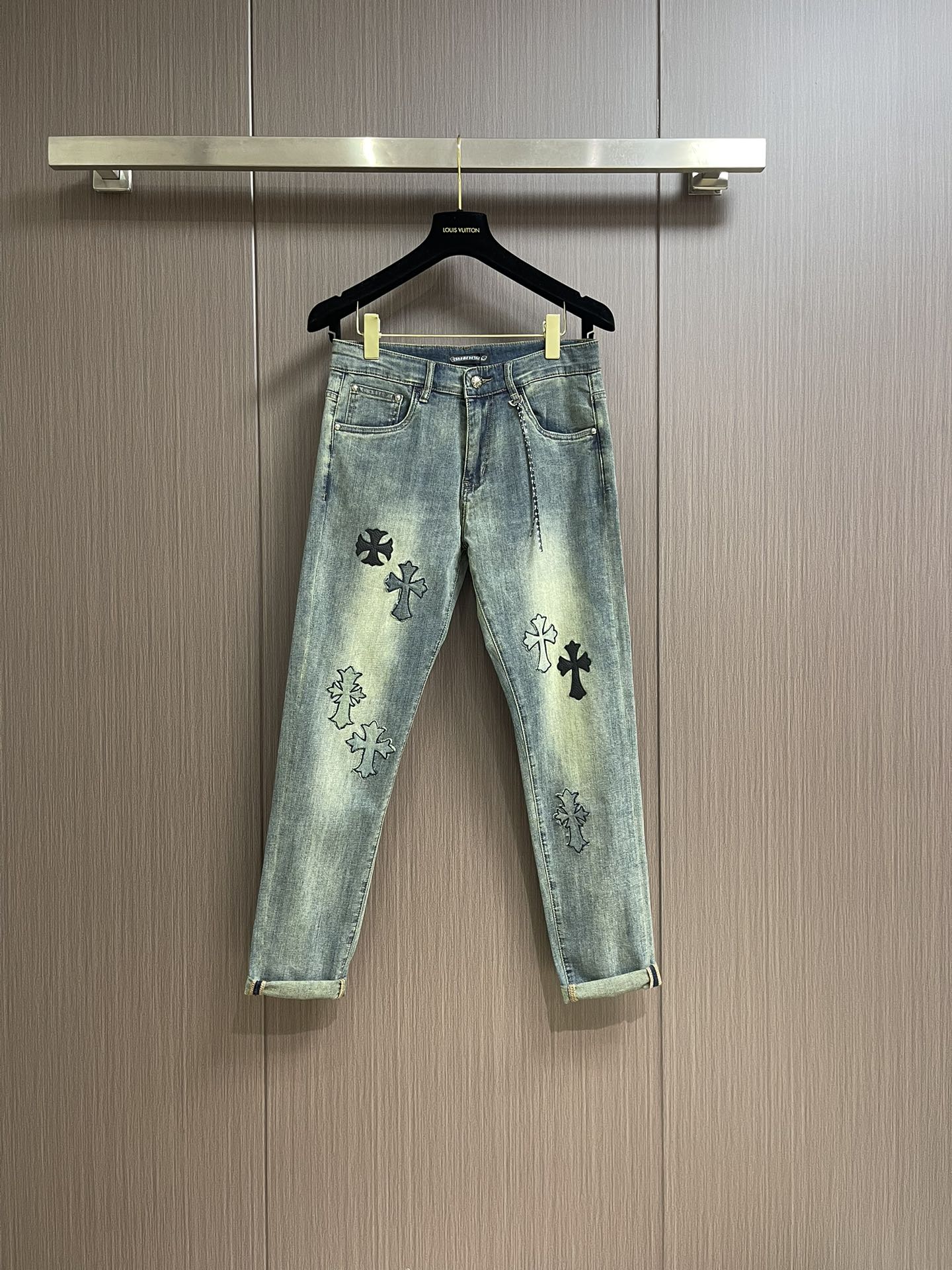 NO:126624,chrome hearts CH Sanskrit leather cross jeans, different washable styles, very friendly to those with thin legs, thick legs, straight styles are very modified, medium length, easy to match, easy and casual, various styles of styling, essential styles in the wardrobe!  The fabric is hard and has the effect of softness without losing texture on the upper body. The washing process is even more perfect, and it is a must-have for everyone!  Size 28-38 There are 35 No 37, Chrome hearts, Chrome hearts, jeans, alexander wang19860909chrome hearts CH 克罗心 梵文皮标十字架牛仔裤,不同水洗质感的款式,对腿细腿粗人士十分友好,直筒的版型十分修饰腿型 永不过时的适中长度,搭配起来轻松随意,各种风格的造型基础,衣橱中的必备款！面料硬挺的同时又做到了上身柔软而不失质感的效果,洗水工艺更是做到了极致,人手必备款！尺码28-38 有35 无37,,chrome hearts,chrome hearts,jeans,alexander wang,Men's clothing