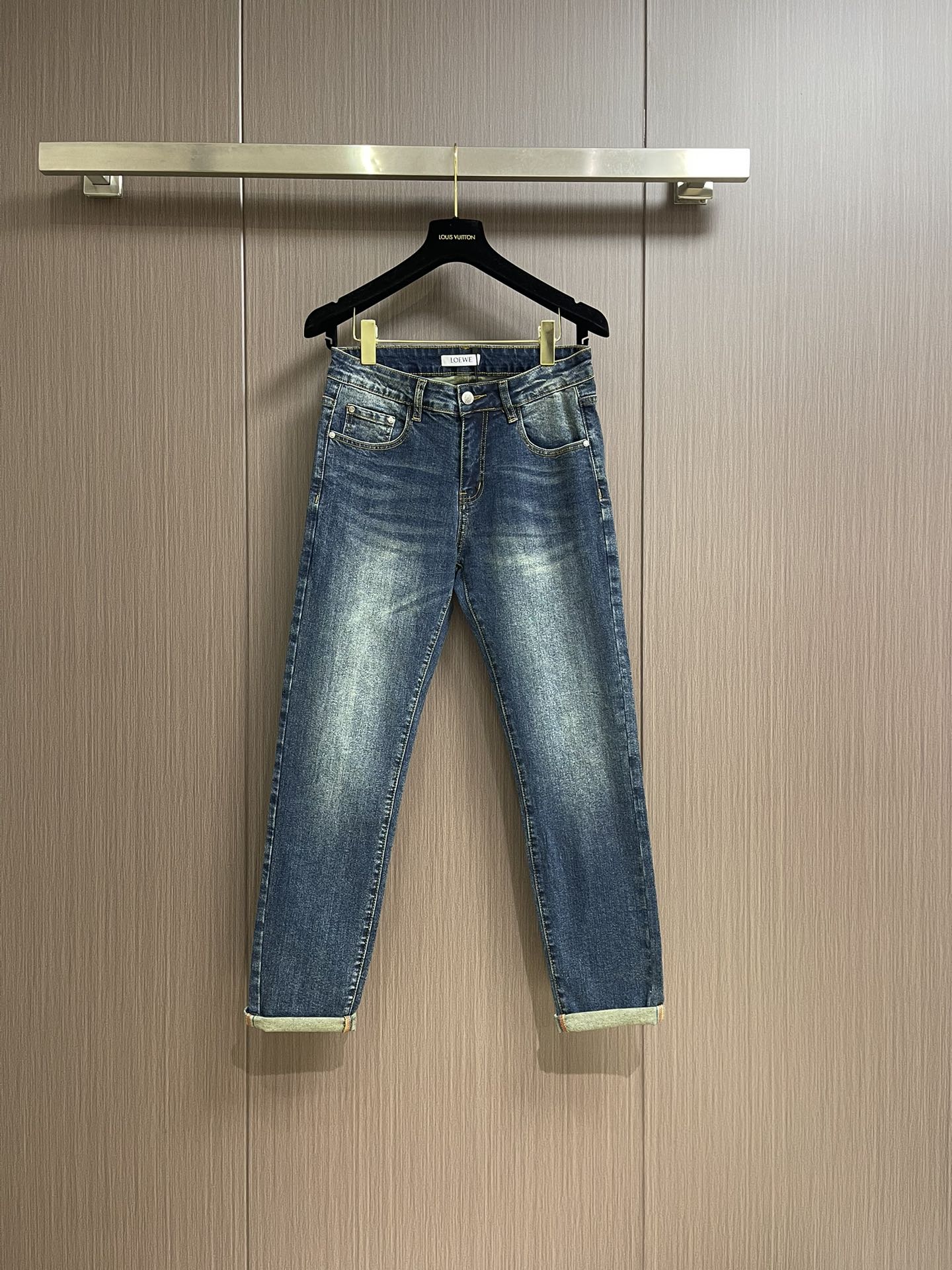 NO:126628,Loewe 2025SS early spring new jeans, three-dimensional slim-fitting cutting technology, more suitable for Asian body shape! Imported hardware accessories, the buttons at the details are engraved with brand logos, the denim fabric has been washed many times, and the back waist calfskin waist brand is perfectly detailed! The details are perfect and vivid! The details are so awesome, pure cotton denim fabric, the wash is correct in color, the texture is indescribable, comfortable to touch, and the upper body is more conducive to shaping, and the temperament is highly skin-friendly, and it is stress-free when worn directly close to the body. The moderate thickness retains the wear resistance and breathability of the jeans. The inner part is also strictly selected for skin-friendly cotton and pocket cloth. The whole pants have a strong visual effect, delicate workmanship, first-class quality. Size 28-38 35  No 37, loewe, jeans, cowhide, alexander wang19860909Loewe 2025SS早春新款牛仔裤,立体修身裁剪工艺,更贴合亚洲人体型! 进口全五金辅料,细节处纽扣均刻有品牌logo ,为牛仔本布经过多次洗水工艺,后腰小牛皮腰牌.标细节完美量现栩栩如生! 细节做到极致便是牛逼 ,纯棉牛仔面料,水洗颜色正,纹理质感不可言喻 触感舒适上身更利于塑形,气质体现 亲肤性极强,直接贴身穿无压力 适中厚度保留了牛仔裤的耐磨性和透气性 内里同样严选亲肤棉料和口袋布 .整条裤子具有极强的视觉效果,以及细腻的做工,品质一流.尺码28-38 有35 无37,,loewe,jeans,cowhide,alexander wang,Men's clothing