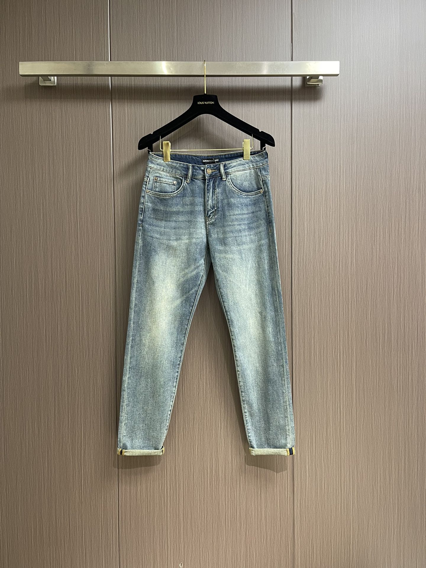 NO:126631,EA 2025SS water-washed casual jeans, imported original washing elastic fabric, comfortable and elastic, original hardware and auxiliary decorative logo, super positive style, extremely high grade, fashionable and stylish upper body. Size 28-38, 35, no 37,, jeans, alexander wang19860909EA 2025SS水洗休闲牛仔裤,进口原版水洗弹力面料,舒适有弹性,原版五金辅料装饰logo,版型超正,档次极高,上身时尚有型.尺码28-38 有35 无37,,jeans,alexander wang,Men's clothing