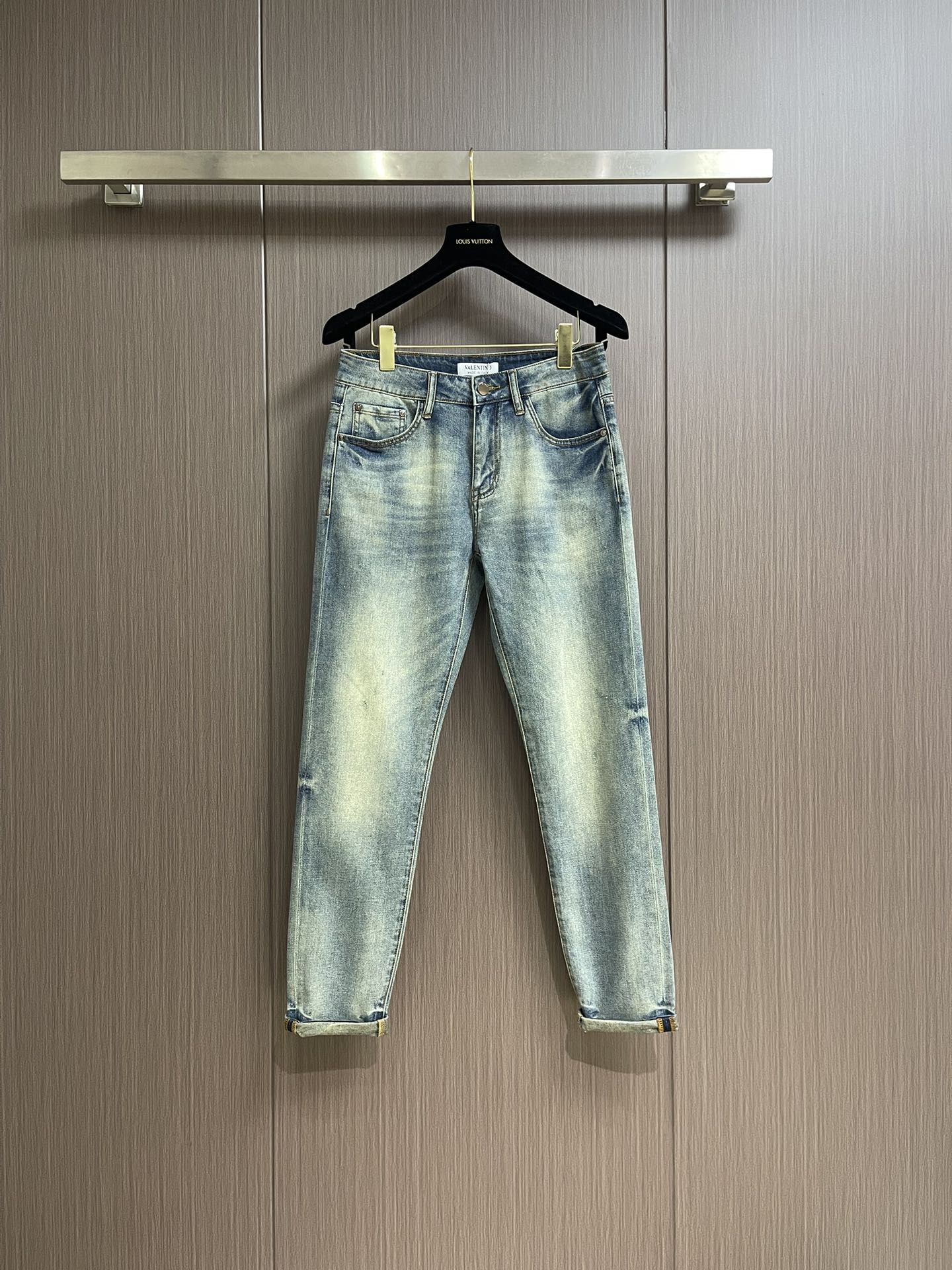 NO:126634,Valentino 2025SS early autumn new casual jeans, imported original elastic fabric, comfortable and elastic, original hardware and auxiliary decoration, super positive style, extremely high grade, full of vitality. Size 28-38 35 37, valentino, valentino, jeans, alexander wang19860909Valentino 华伦天奴 2025SS早秋新品休闲牛仔裤,进口原版弹力面料,舒适有弹性,原版五金辅料装饰,版型超正,档次极高,活力十足.尺码28-38 有35 无37,,valentino,valentino,jeans,alexander wang,Men's clothing