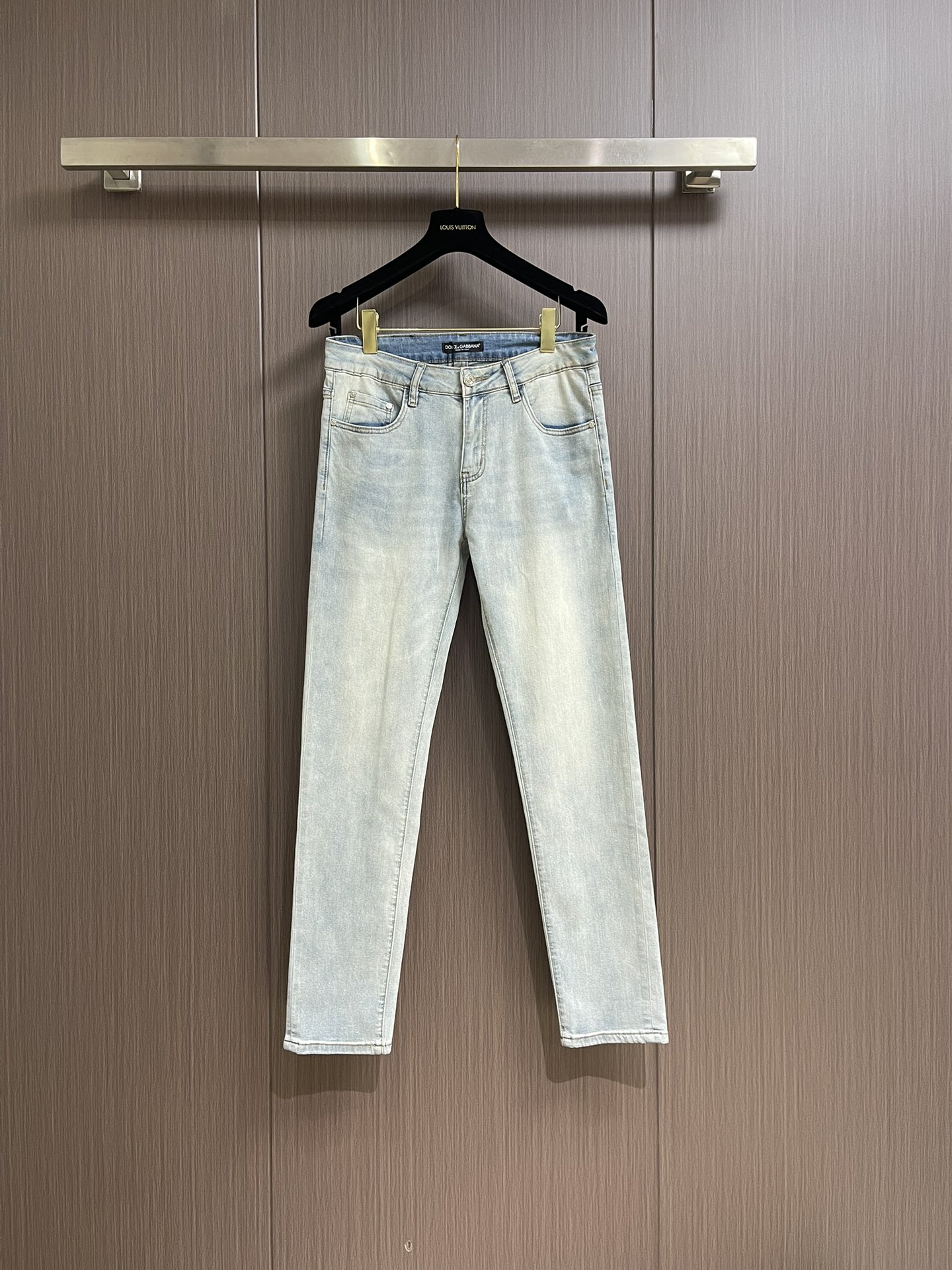 NO:126635,DG 2025SS early spring latest men's straight jeans, the fabric has superior elasticity, strong bones and bones, no tightness on the upper body, excellent experience, wonderful, the metal accessories on the trousers are invincible in luxury, custom-made open mold engraving brand letter copper buckle metal style, each style needs to be customized independently, the cost and machine is expensive, and the metal accessories engraving electroplating is made of, the glossy SSS  level, the high level is shocking, demonstrating the extraordinary and superb craftsmanship, pleasing to the eye, while enriching the vision, it also greatly demonstrates the brand's sense of high quality, the details are handled in place, and the gold content is a magic pants!  The style is first-class, and the hip lifting is excellent in slimming. It can sweep the wardrobe with any top matching. It has extensive compatibility and is both business commuting and casual. It is satisfied with various daily outfits. It has a full upper body style, an invincible universal versatile pants, a must-have for fabric control and quality control. Size 28-38, 35, 37, Dolce & Gabbana, jeans, alexander wang19860909DG 2025SS早春最新款男士直筒牛仔裤,面料自带优越的弹力,筋骨感很强,上身毫无紧绷感,体验感极好,妙不可言,裤身上面的金属辅件奢华感无敌,定制开模刻字品牌字母铜扣金属样式,每一个样式都需独立开模定制,造价成本机器昂贵,金属辅件刻字电镀打造制成,光泽感SSS 级别,水准之高令人震撼,彰显了非凡高超的匠心工艺,赏心悦目,在丰富视觉的同时也极大彰显了品牌的高级感,细节处理相当到位,含金量十足的一款神裤！版型剪裁一流,提臀修身显瘦效果极佳,可横扫衣橱任何的上装搭配,兼容性广泛,商务通勤休闲兼备,满足于日常各种穿搭,上身型款十足,无敌的万能百搭裤,面料控、品相控必入的一款神级裤王.尺码28-38 有35 无37,,Dolce&Gabbana,jeans,alexander wang,Men's clothing