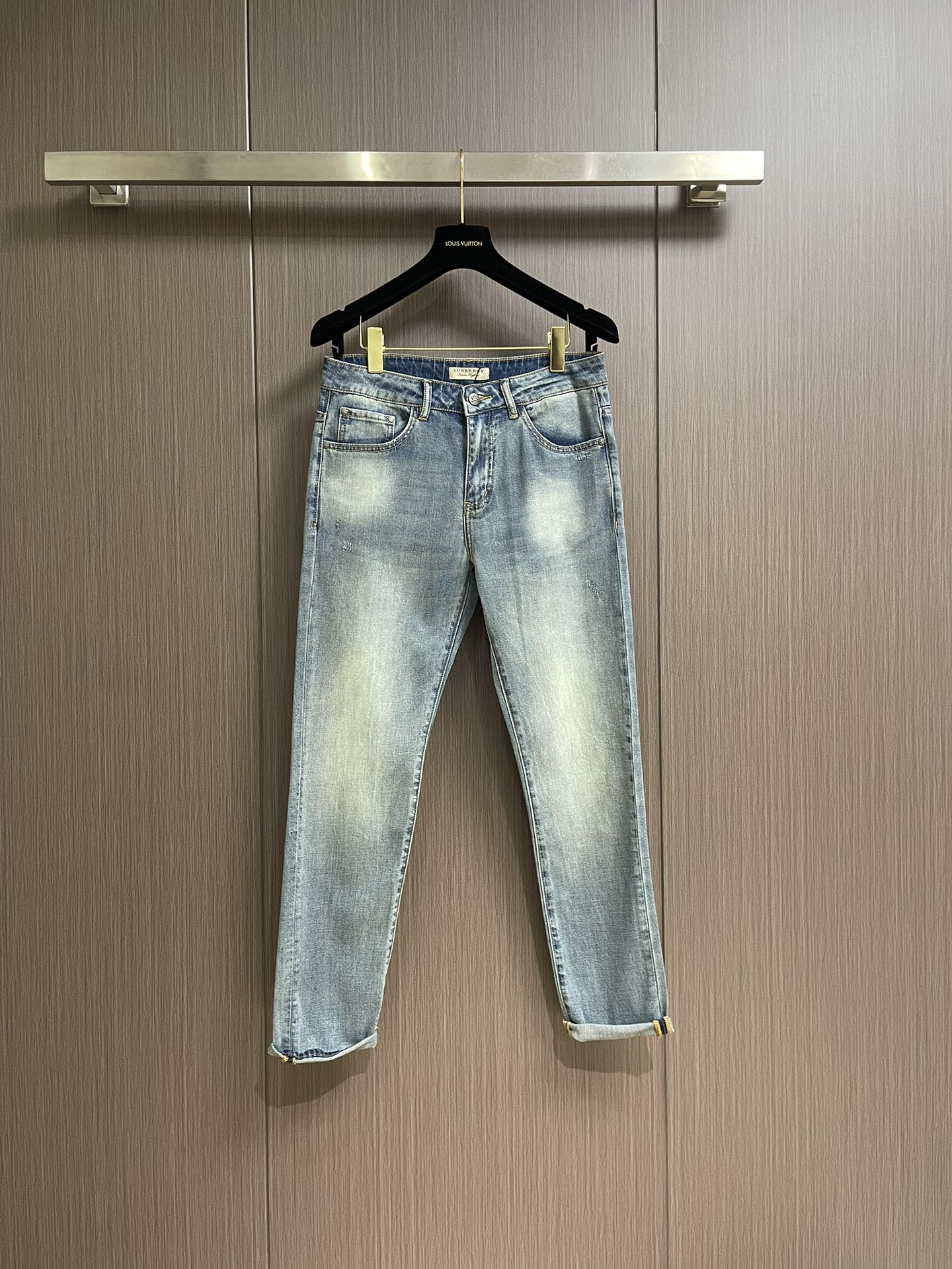 NO:126637,Burberry 2025ss new rear bag TB logo jeans, classic original flavor medium blue, versatile style, worn cat whiskers, customer supply original hardware, comparable to counter details, perfect version pure early spring must-have. Size 28-38, 35, no 37,,burberry,jeans,alexander wang19860909Burberry 2025ss新款后袋TB标识牛仔裤,经典原味中蓝色,百搭好款磨破猫须,客供原厂五金,媲美专柜细节,完美版型纯正早春必入款 .尺码28-38 有35 无37,,burberry,jeans,alexander wang,Men's clothing