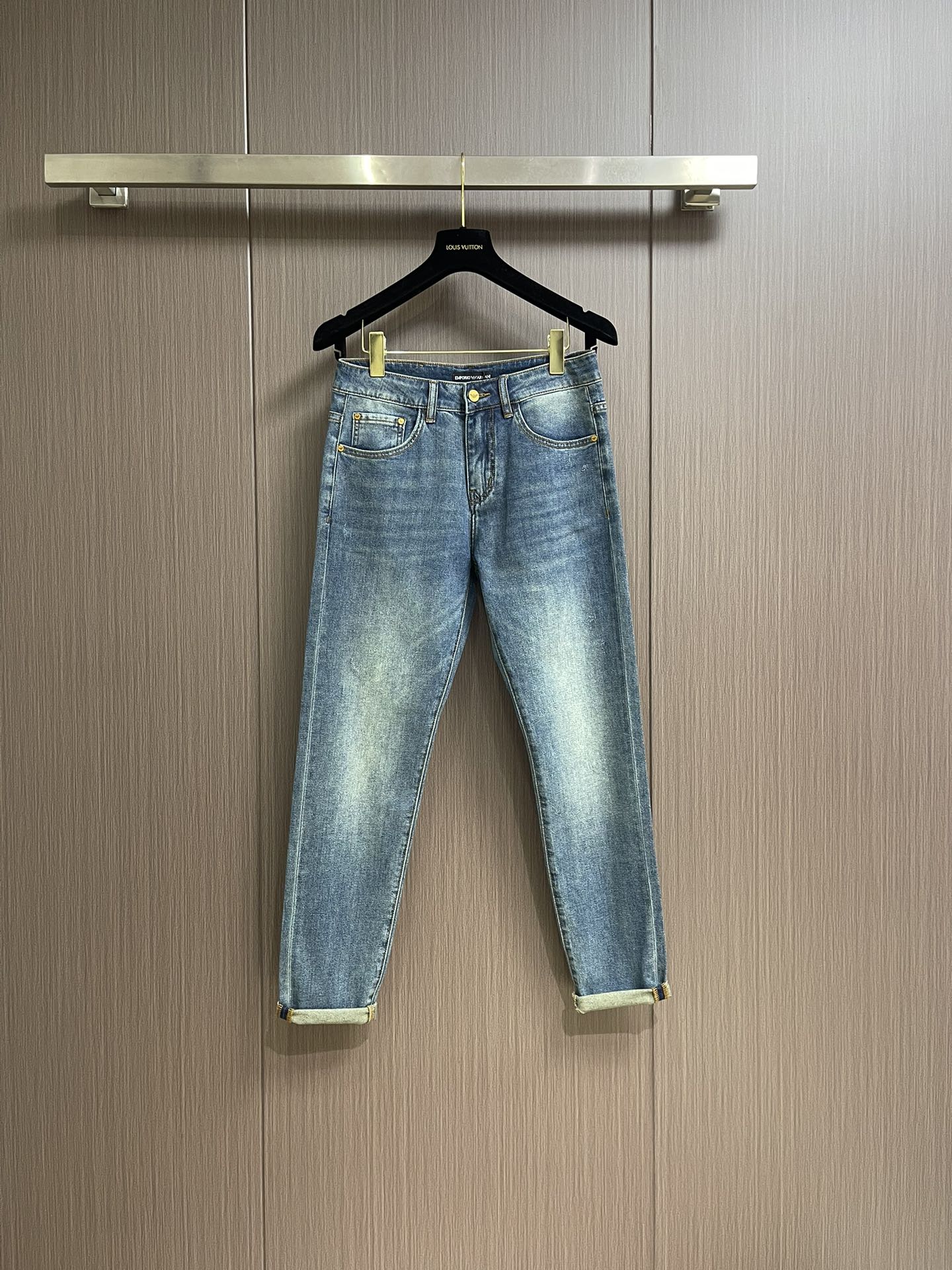 NO:126639,EA 2025SS water-washed casual jeans, imported original washing elastic fabric, comfortable and elastic, original hardware and auxiliary decorative logo, super positive style, extremely high grade, fashionable and stylish upper body. Size 28-38, 35, no 37,, jeans, alexander wang19860909EA 2025SS水洗休闲牛仔裤,进口原版水洗弹力面料,舒适有弹性,原版五金辅料装饰logo,版型超正,档次极高,上身时尚有型.尺码28-38 有35 无37,,jeans,alexander wang,Men's clothing