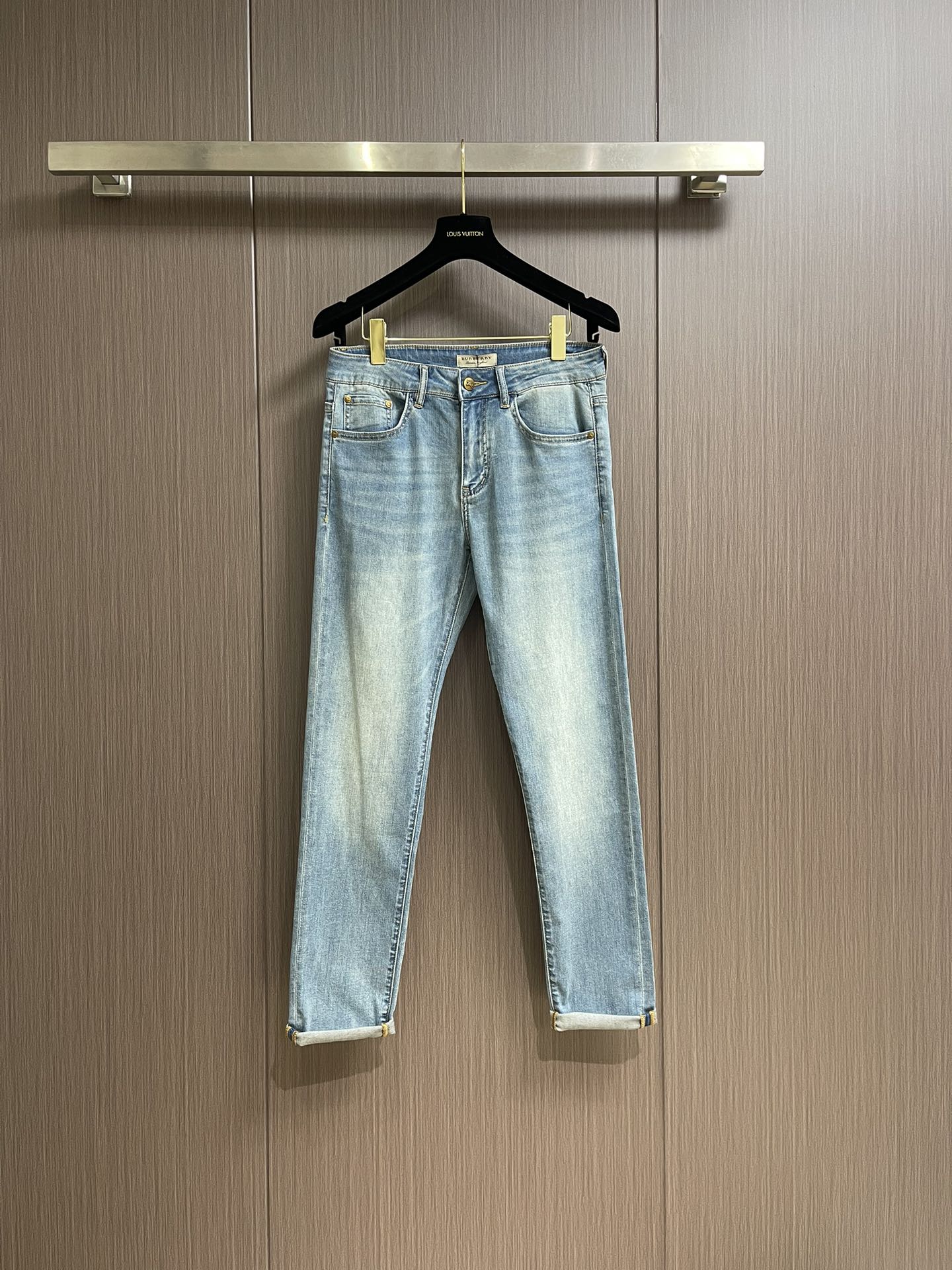 NO:126641,Burberry 2025ss new rear bag TB logo jeans, classic original flavor medium blue, versatile style worn cat whiskers, customer supply original hardware, comparable to counter details, perfect version pure and must-have for early spring Size 28-38 There are 35 No 37, burberry, jeans, alexander wang19860909Burberry 2025ss新款后袋TB标识牛仔裤,经典原味中蓝色,百搭好款磨破猫须,客供原厂五金,媲美专柜细节,完美版型纯正早春必入款 尺码28-38 有35 无37,,burberry,jeans,alexander wang,Men's clothing