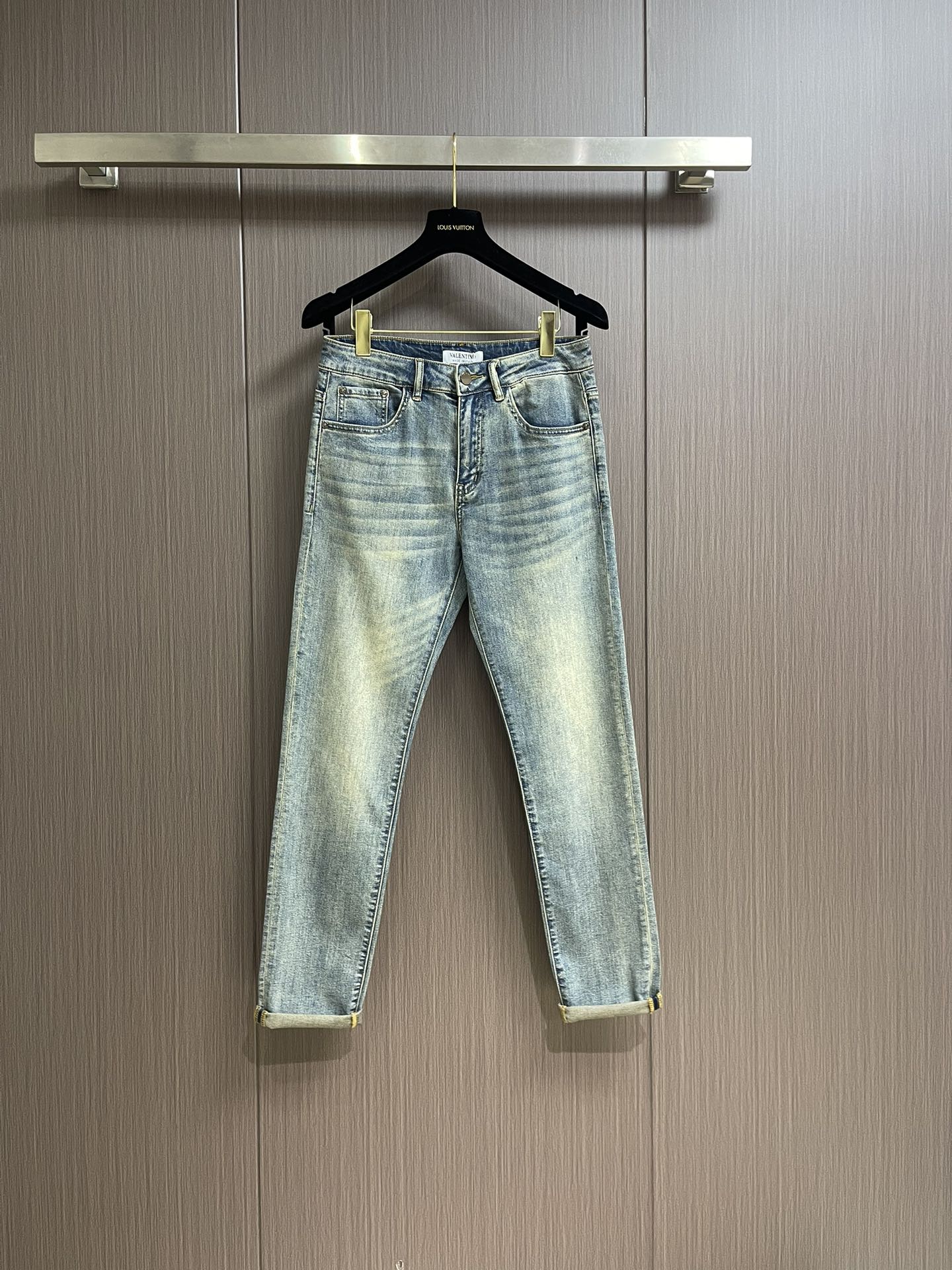 NO:126643,Valentino 2025SS early spring new casual jeans, imported original elastic fabric, comfortable and elastic, original hardware and auxiliary decoration, super positive style, extremely high grade, full of vitality. Size 28-38 35 37, valentino, valentino, jeans, alexander wang19860909Valentino 华伦天奴 2025SS早春新品休闲牛仔裤,进口原版弹力面料,舒适有弹性,原版五金辅料装饰,版型超正,档次极高,活力十足.尺码28-38 有35 无37,,valentino,valentino,jeans,alexander wang,Men's clothing