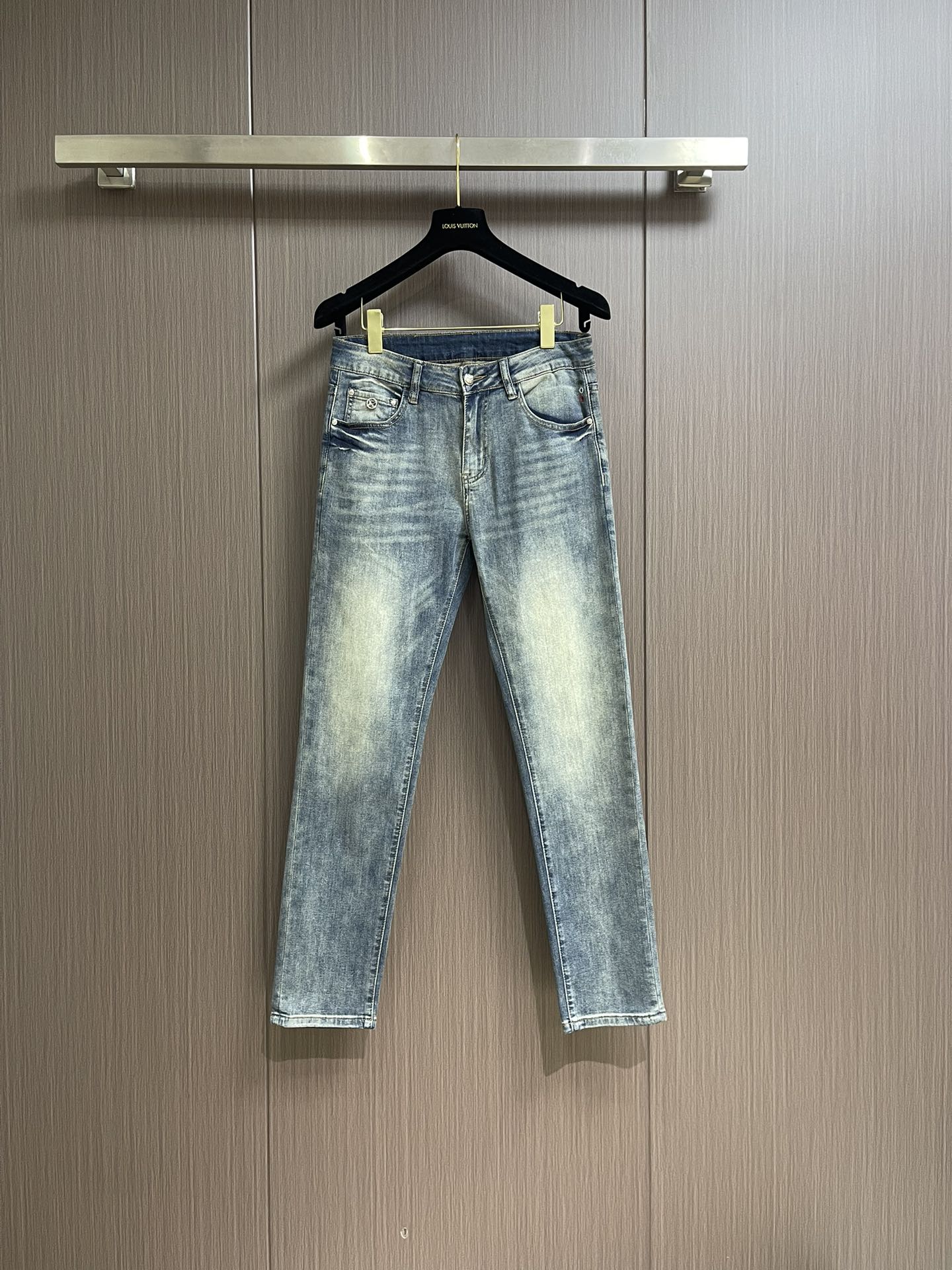 NO:126647,PP skull jeans, three-dimensional cut slim pants, not covered with leg style, very good grasp and craftsmanship, the fabric is made of pure cotton denim fabric, no addition, retains the comfort of that cotton, is strong enough, and is of quality than ordinary soft denim fabrics. Size 28-38, 35, no 37,, jeans, alexander wang19860909PP 骷髅头牛仔裤,立体裁剪显瘦裤型,不包腿版型,把握和工艺上做的非常好,面料采用纯棉牛仔布料 无添加,保留了那份棉的舒适度,够挺,比一般软塌的牛仔面料有品质.尺码28-38 有35 无37,,jeans,alexander wang,Men's clothing