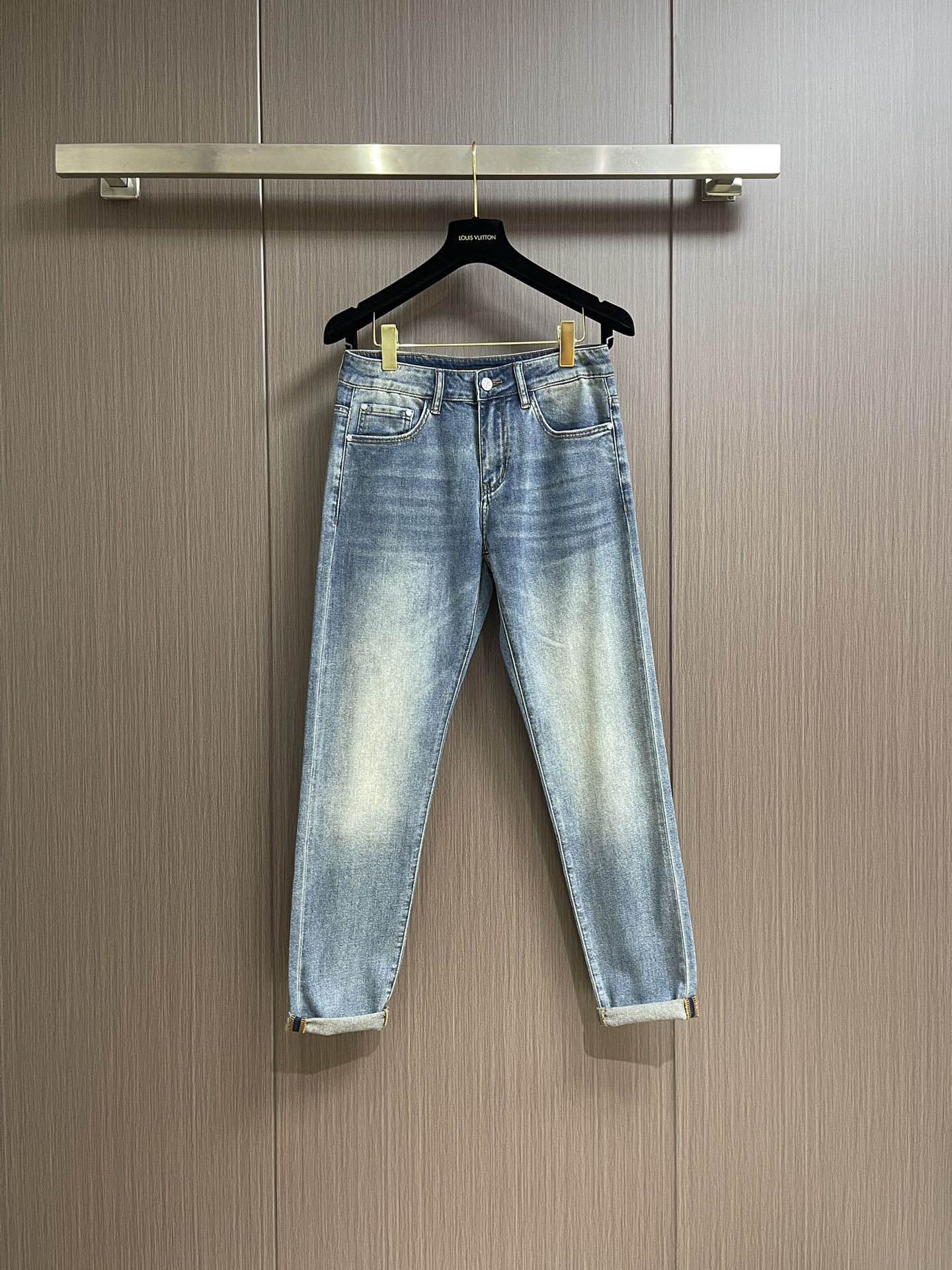 NO:126649,Versace Medusa series new jeans, using customer-supplied water-washed denim elastic fabric, Medusa gold-plated accessories are customized, which is super classy, ​​fashionable and trendy, simple and easy to match, so it has become one of the biggest selling points and is extremely cost-effective. Original original brand washing wheat, three-standard complete counter latest synchronous accessories, such a rich high-end jeans, absolutely fashionable, casual and versatile. Size 28-38, 35, 37, versace, versace, jeans, gold plating, alexander wang19860909Versace 范思哲美杜莎系列新款牛仔裤,采用客供水洗牛仔弹力面料,美杜莎镀金辅料订制,超显档次,时尚潮流简单易搭配因此已成为最大卖点之一而性价比又极高,原厂原标水洗麦 三标齐全专柜最新同步附料,这么一款丰富内练高端牛仔裤,绝对时尚休闲百搭款.尺码28-38 有35 无37,,versace,versace,jeans,gold plating,alexander wang,Men's clothing