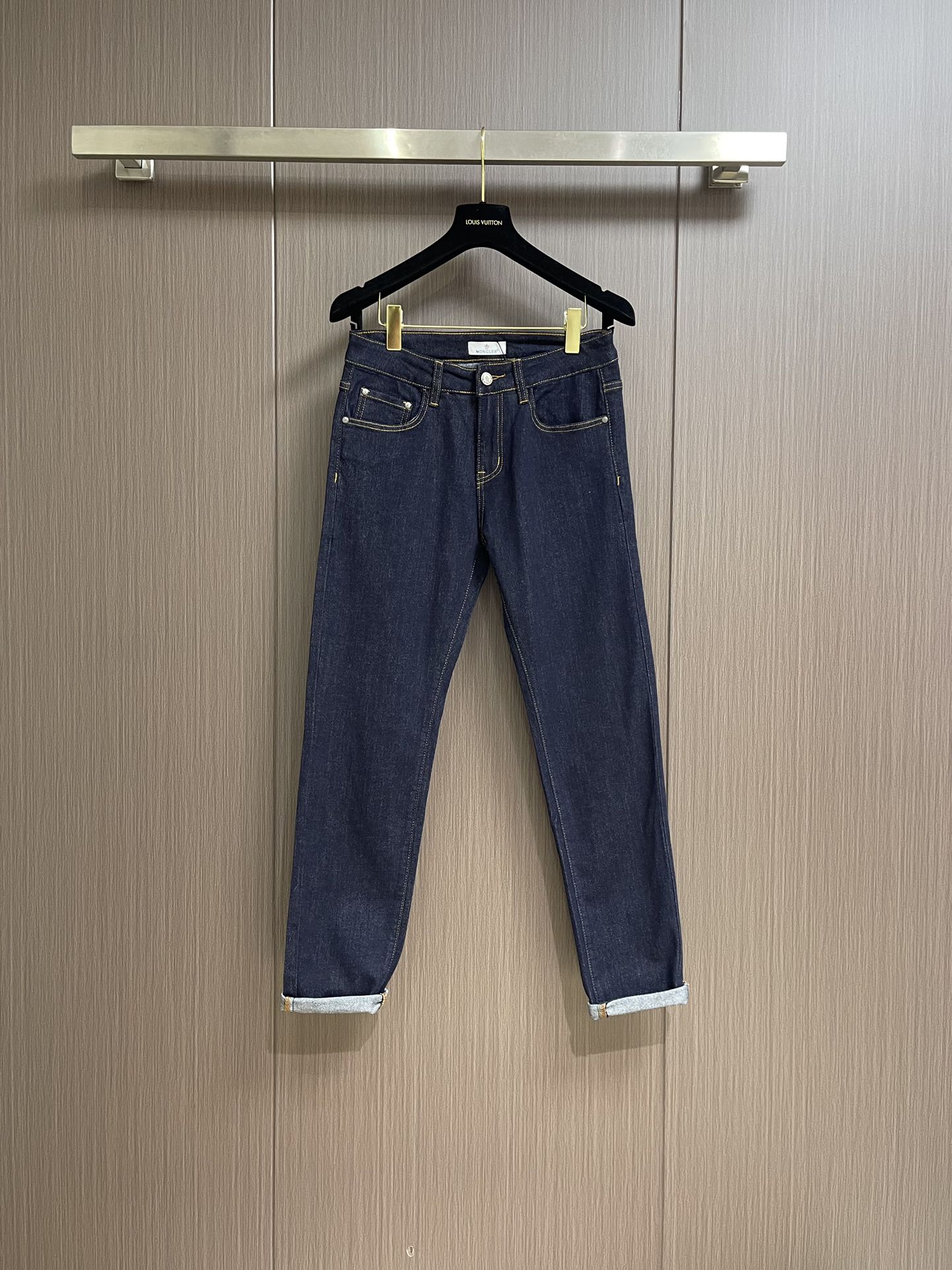 NO:126651,Moncler's new style of jeans, super versatile, palace-grade jeans, uses denim denim, and makes the fabric softer through environmentally friendly washing process. The fabric is slightly elastic and has a higher comfort. The inner edge is wrapped, engraved hardware buttons, leather cards, and wheat weaving accessories are all original products. Straight-tube style, not picky about the figure. Size 28-38 There are 35 No 37, christian louboutin, jeans, alexander wang19860909Moncler 新款牛仔裤,超级百搭、殿堂级的牛仔裤,采用丹宁牛仔布,通过环保洗水工艺使面料变得柔软,面料微弹,舒适度更高,内里包边,刻字五金纽扣、皮牌、织麦辅料全为原厂货.直筒版型,不挑身材.尺码28-38 有35 无37,,christian louboutin,jeans,alexander wang,Men's clothing
