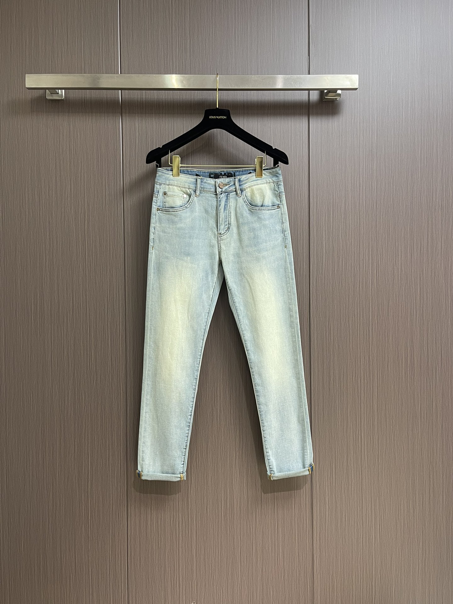 NO:126653,Fendi new jeans, customized imported denim fabric, excellent texture. Classic five-bag design, hardware logo design, original consistent hardware accessories, the details are the ultimate, the production is perfect. Size 28-38 35 37, fendi, jeans, alexander wang19860909Fendi 新款牛仔裤,订制进口丹宁布料,质感卓然.经典五袋设计,五金 logo标识设计,原厂一致五金辅料,细节做到极致,出品堪称完美.尺码28-38 有35 无37,,fendi,jeans,alexander wang,Men's clothing