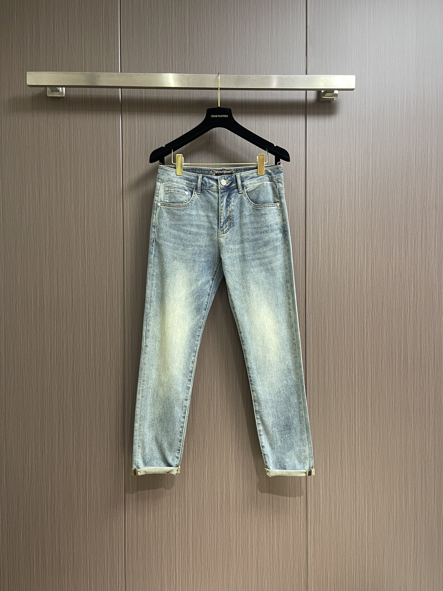 NO:126636,LV 2025ss' new rear bag logo embossed jeans, with its unique design concept, perfectly blends fashion and practicality, becoming a trendy item for unisex. It uses high-quality denim fabric and has been processed through special craftsmanship. The back bag presents a low-key and layered dark patterned pattern, which not only retains the classic charm of denim, but also adds a bit of delicateness and elegance. In terms of the layout design, it adopts loose straight cuts, which not only modifys the leg shape, but also gives the wearer a high degree of comfort and freedom. Whether it is simple or handsome, you can easily control a variety of styles and show your personality charm. Whether it is daily travel or outdoor adventure, this dark patterned denim can become your ideal choice, allowing you to stand out from the crowd and show your extraordinary taste. Size 28-38 35 37 37 , louis  vuitton, jeans,alexander wang19860909LV 2025ss新款后袋logo压花牛仔裤,以其独特的设计理念,完美融合了时尚与实用性,成为男女皆宜的潮流单品.采用高品质牛仔面料,经过特殊工艺处理,后袋呈现出低调而富有层次的暗纹花案,既保留了牛仔的经典韵味,又增添了几分细腻与雅致,版型设计上,它采用了宽松直筒的剪裁,不仅修饰腿型,还赋予穿着者极高的舒适度与自由度.无论是搭配简约,还是帅气,都能轻松驾驭多种风格,展现个性魅力.无论是日常出行,还是户外探险,这款暗纹花牛仔都能成为你的理想选择,让你在人群中脱颖而出,彰显不凡品味.尺码28-38 有35 无37,,louis vuitton,jeans,alexander wang,Men's clothing