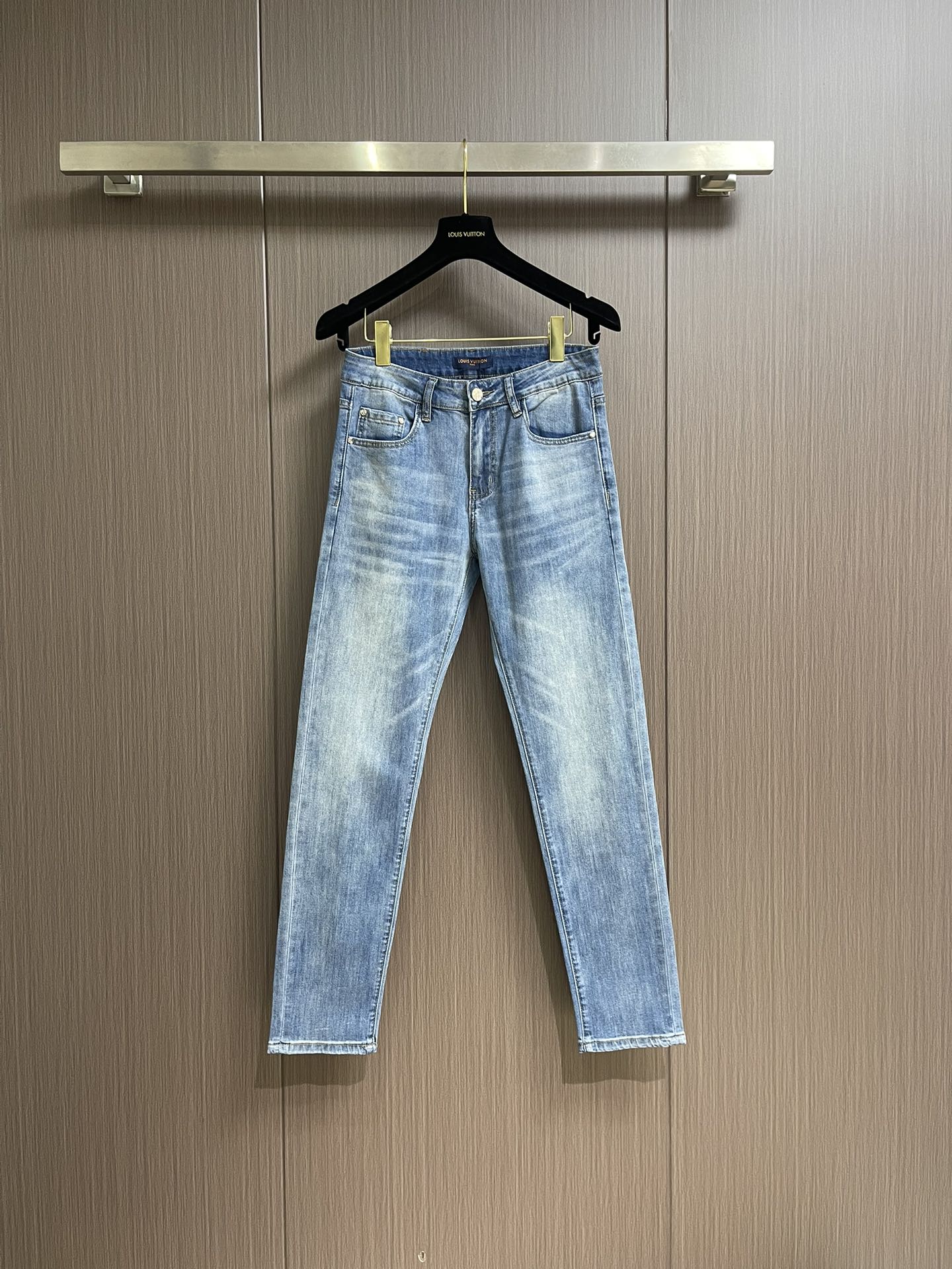 NO:126638,LV 2025SS new rear bag logo jeans, foreign trade order. Original hardware accessories, fine workmanship details, fermentation grinding and rinsing water process, selected high-quality Danny denim fabric. Size 28-38 35 37,,louis vuitton,jeans,alexander wang19860909LV 2025SS新款后袋标识牛仔裤,外贸定单.原版五金辅料,做工细节车线相当好,酵磨漂洗水工艺,精选优质丹尼牛仔布面料.尺码28-38 有35 无37,,louis vuitton,jeans,alexander wang,Men's clothing