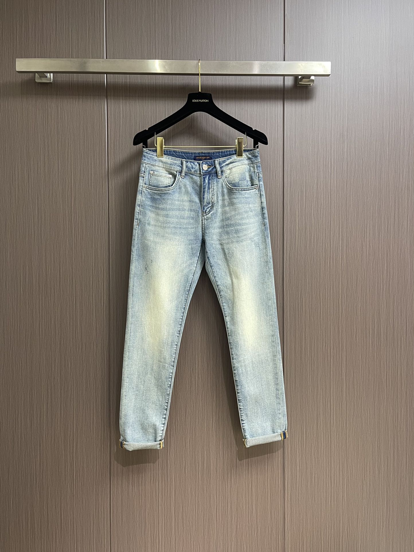 NO:126640,LV 2025SS new jeans, original hardware and auxiliary materials, fine workmanship details, fermentation grinding and rinsing water process, selected high-quality Danny denim fabric. Size 28-38 There are 35 No 37,,louis vuitton,jeans,alexander wang19860909LV 2025SS新款牛仔裤,原版五金辅料,做工细节车线相当好,酵磨漂洗水工艺,精选优质丹尼牛仔布面料.尺码28-38 有35 无37,,louis vuitton,jeans,alexander wang,Men's clothing