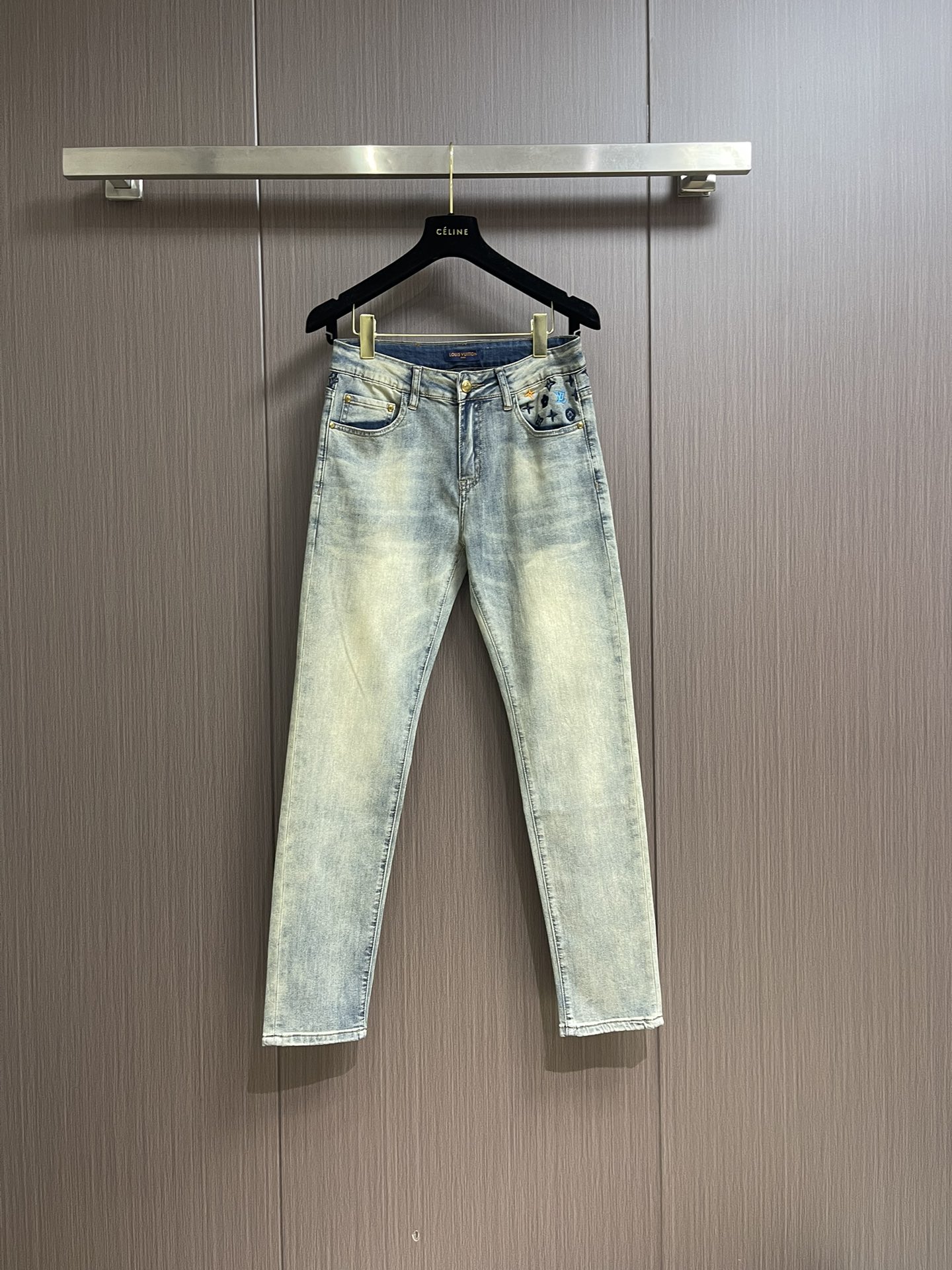 NO:126644,LV 2025SS new logo printed jeans, foreign trade order. Original hardware accessories, fine workmanship details, fermentation grinding and rinsing water process, selected high-quality Danny denim fabric. Size 28-38 35 37,,louis vuitton,jeans,alexander wang19860909LV 2025SS新款标识印花牛仔裤,外贸定单.原版五金辅料,做工细节车线相当好,酵磨漂洗水工艺,精选优质丹尼牛仔布面料.尺码28-38 有35 无37,,louis vuitton,jeans,alexander wang,Men's clothing