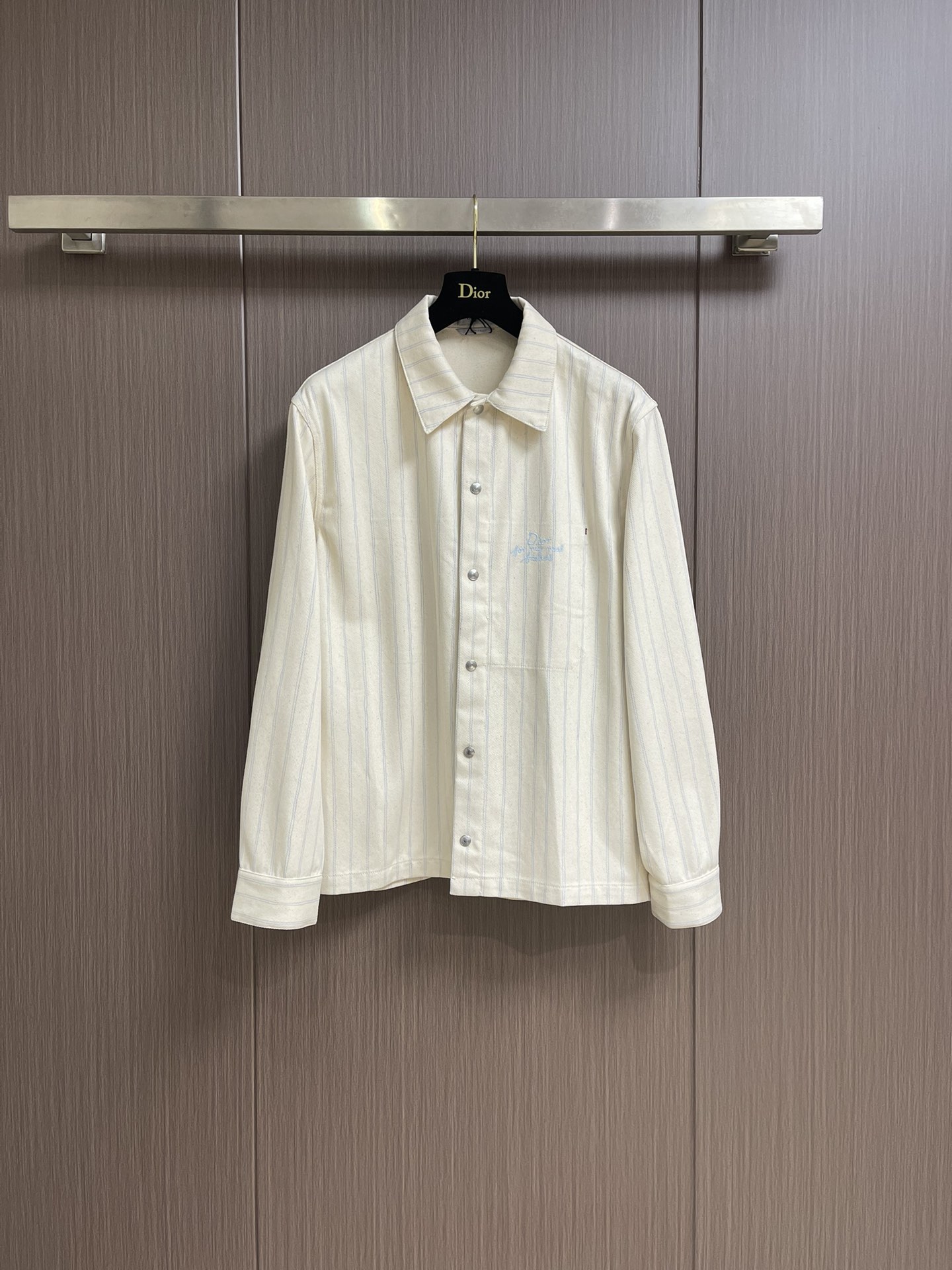 NO:126656,Tops, pants, Dior Herringbone striped embroidered shirt and trousers set, using a cotton 16s yarn color woven fabric with a warp and weft density of 96*58, disassemble the Y-version to analyze the yarn specifications, the warp and weft density is counted, and the large-scale yarn color is ordered and dyed. The embryonic fabric is woven with a large door jet color jacquard machine. The tissue can be weaved to the same herringbone density as the y-version, and the finished door width reaches 3m. The front page is hand-cut with line restored flowers, front and back page letters imported from Japan, three-dimensional glue cotton embroidery thread embroidery, matching aluminum alloy material glossy letters four-fold buckle. The overall thread is straight and delicate, the fabric is comfortable and soft, the color is consistent and there is no color difference. It can be matched with the same style to create a fashionable look, control various occasions, customized auxiliary materials, complete three standards, the same style for men and women!  Size 46-52,dior,shirts,alexander wang19860909上衣 裤子 Dior 人字纹条纹刺绣衬衫长裤套装,采用全棉16s纱线色织面料,经纬密度96*58,拆解y版分析纱线规格,数点经纬密度,订染大货纱线颜色,采用大门幅喷气色织提花机织造胚布,组织可以织到y版一样的人字纹密度,幅宽达到3m的成品门幅,前幅采用线条还原花手工剪裁,前后幅字母日本进口田岛绣花机,立体胶棉质绣花线刺绣,配套铝合金材质亮面字母四合扣.整体走线平直细腻 面料舒适柔软 颜色一致无色差 能与同款搭配营造时尚造型,驾驭各种场合,定制辅料,三标齐全,男女同款！尺码46-52,,dior,shirts,alexander wang,Men's clothing