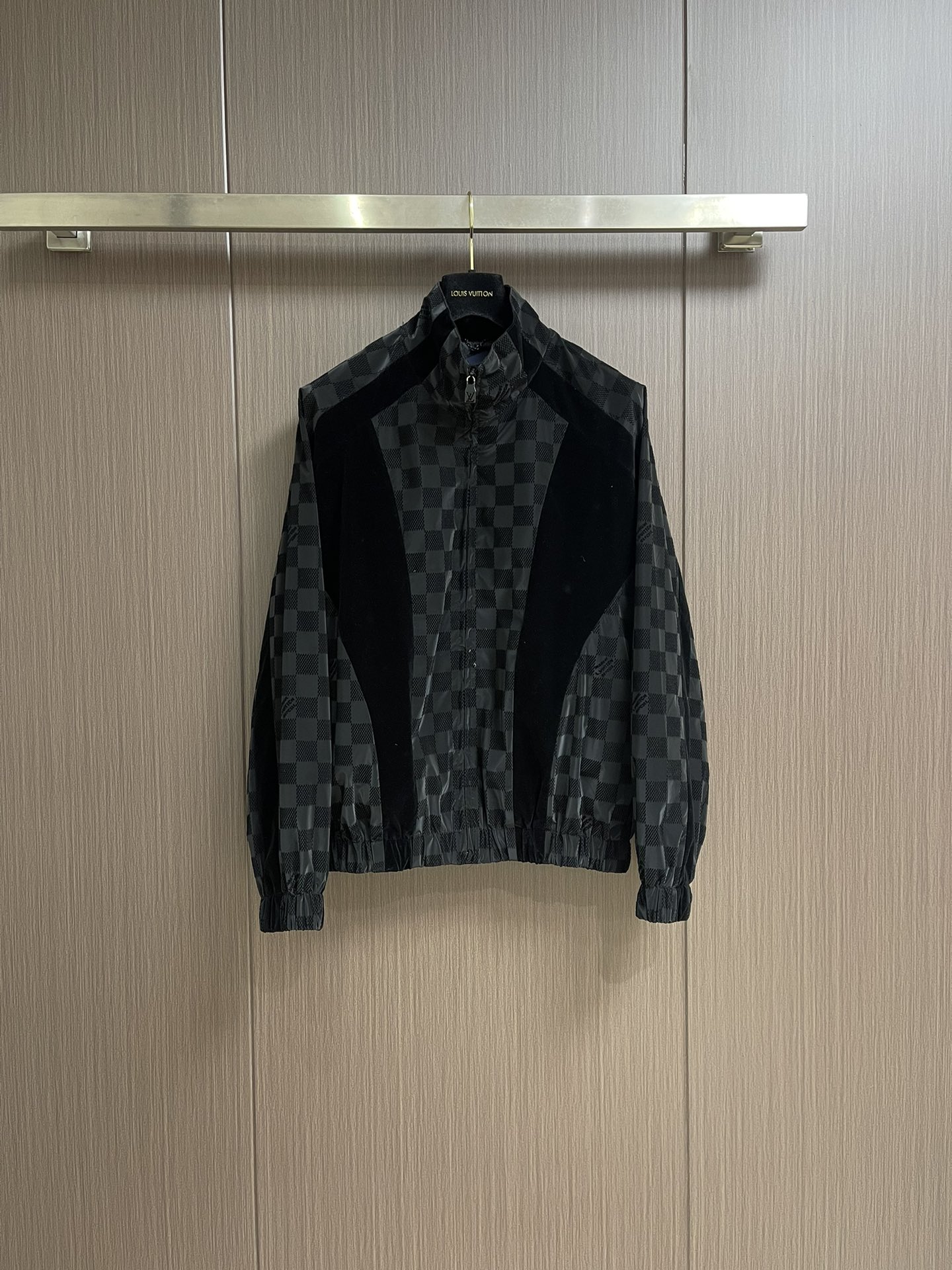 NO:126659,Tops, pants, LV checkerboard flocked zipper jacket trousers set, flocked matte damier pattern is integrated into marque l.vuitton deposee logo, velvet band has rich texture layers, the overall wiring is straight and delicate, the fabric is comfortable and soft, the color is consistent and there is no color difference. It can be matched with the same style to create a fashionable look, control various occasions, customized auxiliary materials, complete three standards, the same style for men and women!  Size S-XL, louis vuitton, jackets & coats,alexander wang19860909上衣 裤子 LV 棋盘格植绒拉链外套长裤套装,采用植绒哑光damier 图案融入 marque l.vuitton deposee 标识,丝绒饰带丰富肌理层次,整体走线平直细腻,面料舒适柔软,颜色一致无色差 能与同款搭配营造时尚造型,驾驭各种场合,定制辅料,三标齐全,男女同款！尺码S-XL,,louis vuitton,jackets & coats,alexander wang,Men's clothing