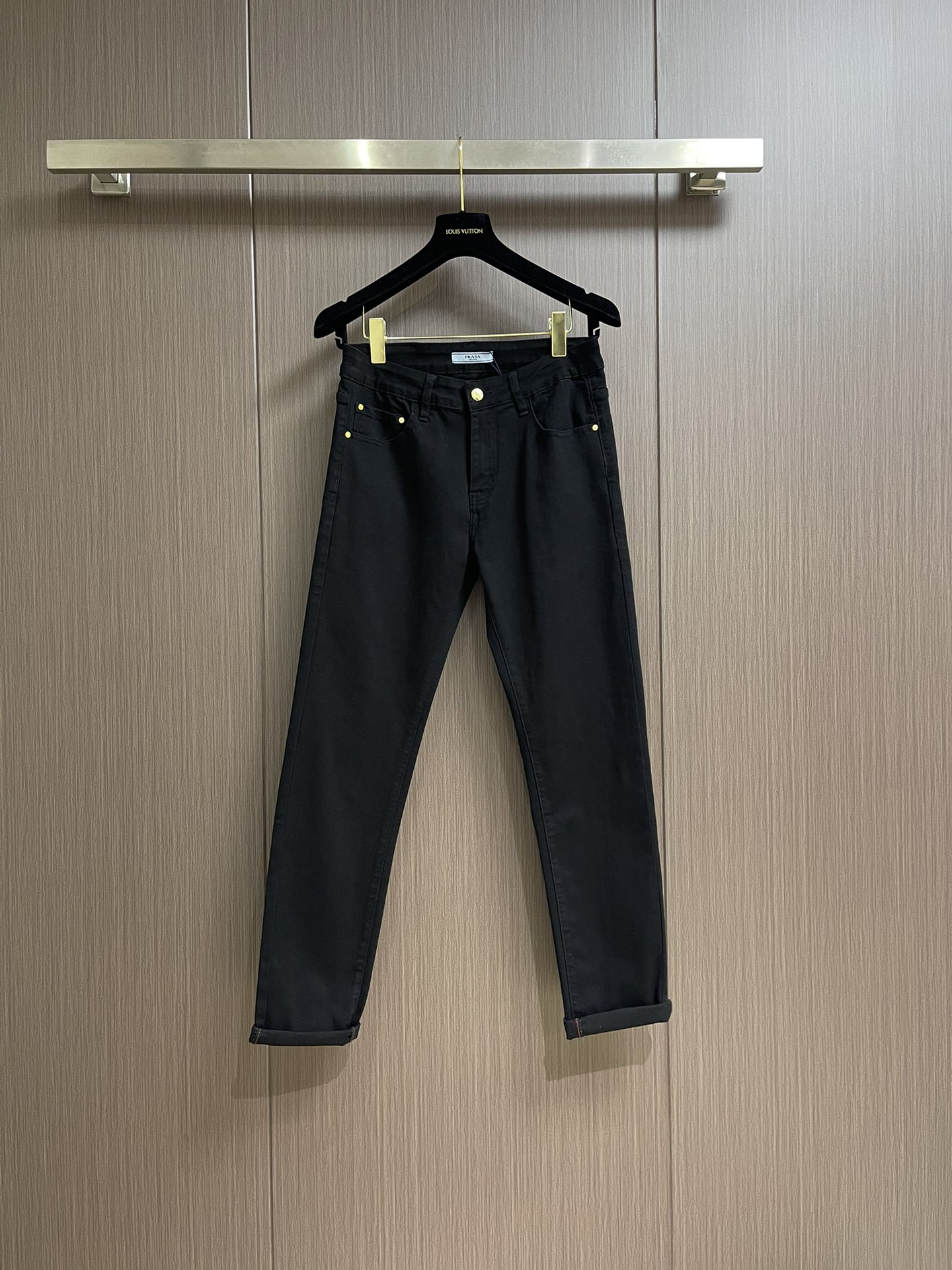 NO:126646,Prada 2025SS Early Spring Men's New Jeans, Classic Commuter Jeans, Classic Commuter Jeans Style, It will be very handsome no matter how you match it. It uses pure cotton denim, slightly elastic, soft and comfortable, and does not have the feeling of tightness and discomfort when worn. The effect of washing the pants is even more wonderful. This washing effect requires multiple weights to achieve. Hardware accessories are also high-end, and it is also a piece full of gorgeous style and details that can demonstrate the quality of the big brand. Super versatile and basic style is one of them!  Size 28-38 35 No 37, prada, jeans, alexander wang19860909Prada 2025SS早春男士新款牛仔裤,经典舒适百搭基础通勤牛仔裤款 怎么搭配都会很帅气 采用纯棉牛仔布 微弹柔软舒适 穿起来完全没有那种紧绷不舒服感受 裤子水洗的效果更是绝妙 这样的水洗效果是要经过多重才能达到 五金配件也是高配,更是一件充满了华丽气派、细节都能彰显大牌的品质感.超百搭基本款人手一条！尺码28-38 有35 无37,,prada,jeans,alexander wang,Men's clothing