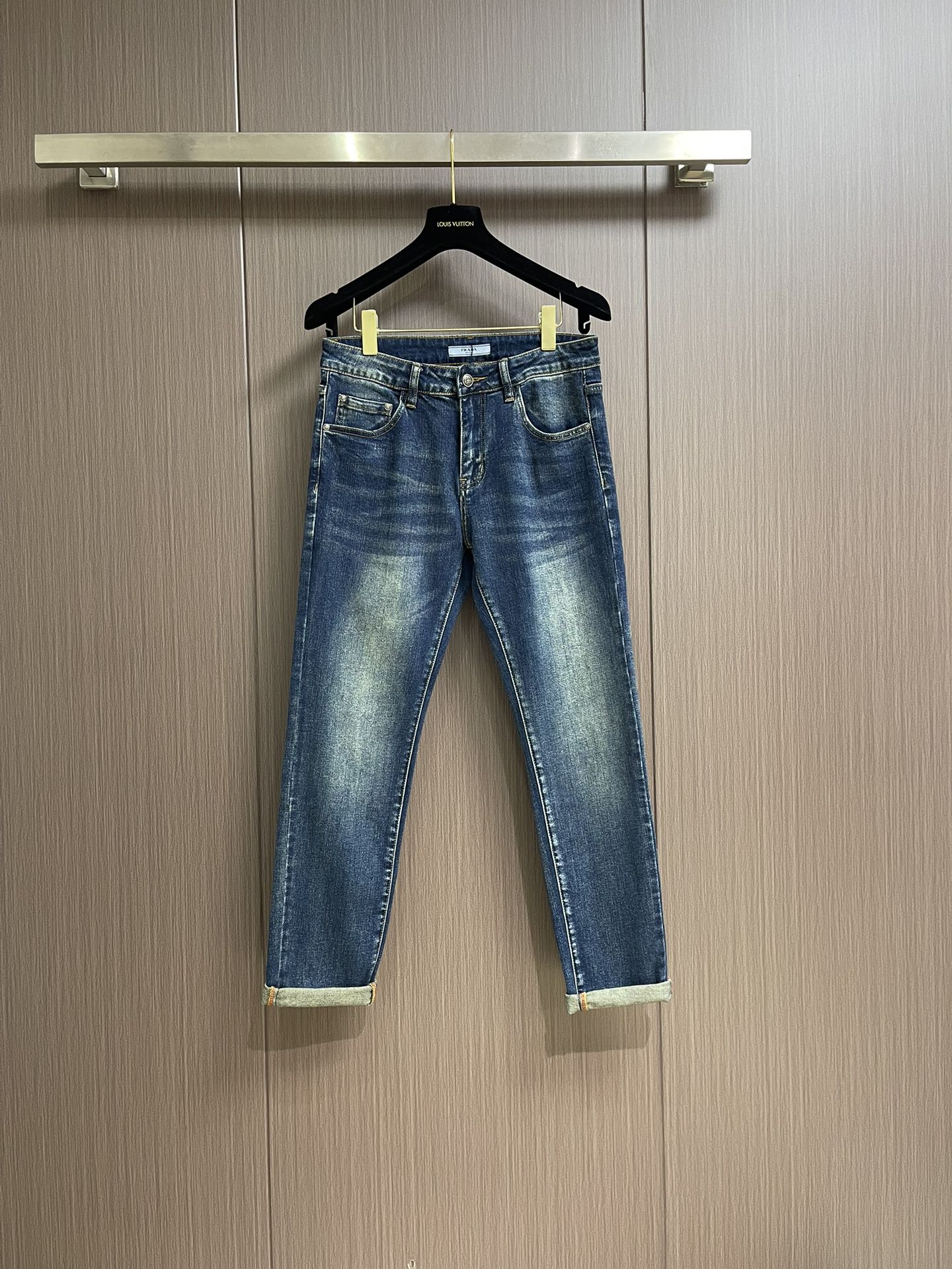 NO:126648,prada triangle-shaped pocket jeans, classic five-bag pants, customer-supplied tannin, thin material and soft texture, extremely slight elasticity in horizontal direction, moderately washed, light denim blue, very clean and solid color!  It is matched with a light-colored top. It can create a fashionable look with the same style, control various occasions, customize auxiliary materials, complete three standards, the same style for men and women!  Size 28-38 35 No 37, prada, jeans, alexander wang19860909prada 三角标口袋牛仔裤,经典的五袋裤,客供的丹宁,料薄且质软,横向极微弹力,中度水洗,浅浅的牛仔蓝,非常干净纯色！跟浅色上衣配一脸.能与同款搭配营造时尚造型,驾驭各种场合,定制辅料,三标齐全,男女同款！尺码28-38 有35 无37,,prada,jeans,alexander wang,Men's clothing