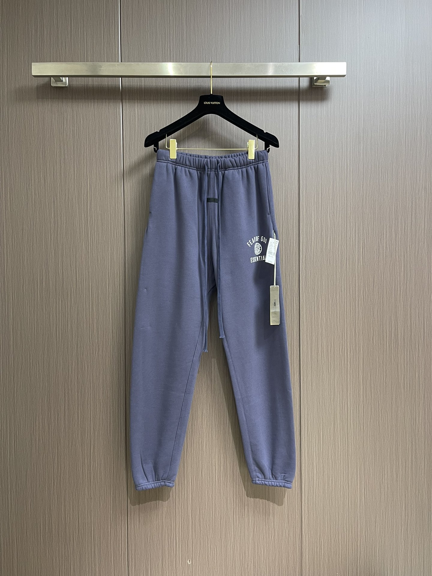 NO:126617,Fear of God Essentials FW2025 double-line letter logo print Meichao high street loose trousers and trousers, simple letter logo prints are exquisitely crafted, highlighting the charm of the brand!  Customized Xinjiang long velvet cotton fleece fabric, skin-friendly and soft, the large manufacturer produces rigorous workmanship, and all details are consistent with the original version. The fashionable and vibrant style is versatile, the same style as men and women!  Size S-XL, alexander wang19860909Fear of God Essentials FW2025复线字母logo印花美潮高街宽松长裤卫裤,简单的字母Logo印花做工考究,彰显品牌魅力！定制新疆长绒棉抓绒面料,亲肤柔软,大厂出品做工严谨,所有细节与原版一致.时尚活力版型百搭,男女同款！尺码S-XL,,alexander wang,Men's clothing