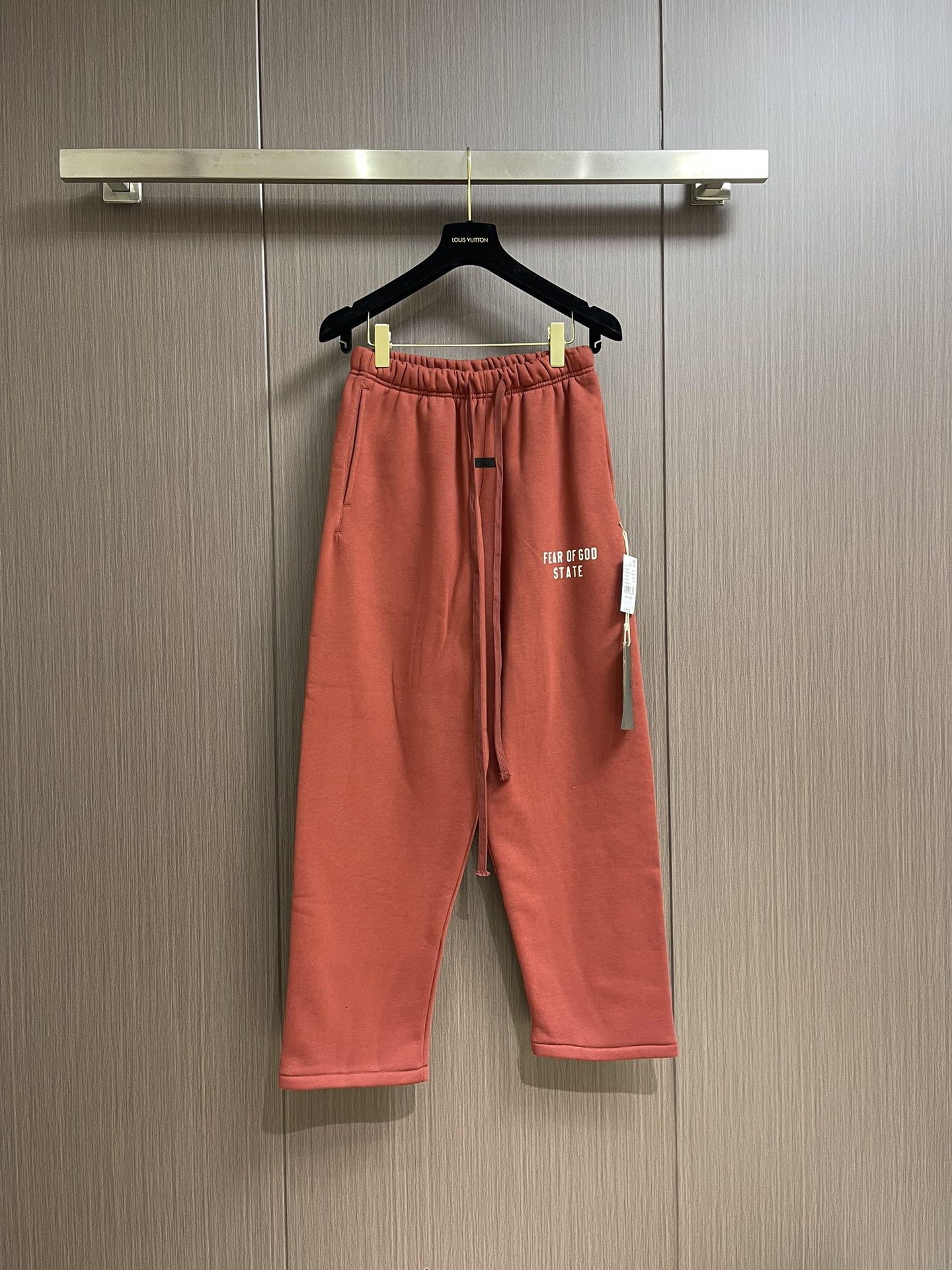 NO:126621,Fear of God FW2025 letter logo print Meichao high street loose trousers straight-leg sweatpants, simple letter logo prints are exquisitely crafted, highlighting the brand’s charm!  Customized Xinjiang long velvet cotton fleece fabric, skin-friendly and soft, the large manufacturer produces rigorous workmanship, and all details are consistent with the original version. The fashionable and vibrant style is versatile, the same style as men and women!  Size S-XL, alexander wang19860909Fear of God FW2025字母logo印花美潮高街宽松长裤直筒卫裤,简单的字母Logo印花做工考究,彰显品牌魅力！定制新疆长绒棉抓绒面料,亲肤柔软,大厂出品做工严谨,所有细节与原版一致.时尚活力版型百搭,男女同款！尺码S-XL,,alexander wang,Men's clothing