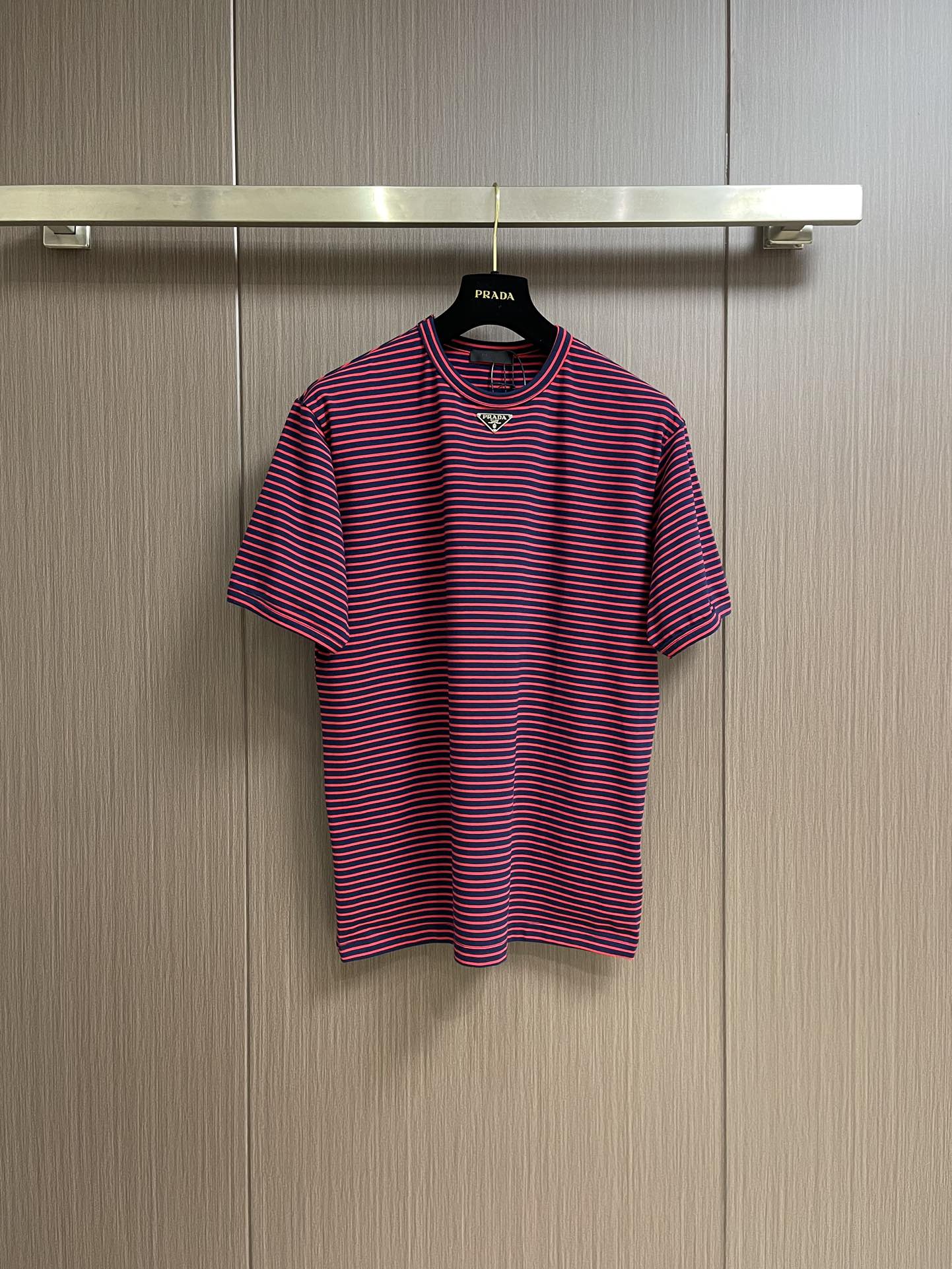 NO:126678,Prada striped triangle short-sleeved T-shirt, custom-made woven original color with 60 woven mercerized cotton, and the striped color is matched with dark royal blue and burgundy. The neckline steel standard is made of all-steel material electroplating, folk three treasure enamel electroplating technology, and the bottom is matched with stainless steel round nails to make the upper body of the clothes more comfortable. The overall wiring is straight and delicate, the fabric is comfortable and soft, and the color is consistent and there is no color difference. It can be matched with the same style to create a fashionable look, and control various occasions, customize auxiliary materials, complete three standards, the same style for men and women!  Size S-M-L, prada, T-shirt,tees, t-shirt,alexander wang19860909prada 条纹三角标短袖T恤,采用60织丝光棉定制织原版色,条纹颜色以深宝蓝与酒红色搭配.领口钢标采用全钢材料电镀而成,民间三宝珐琅电镀工艺,底部采用不锈钢圆钉搭配 让衣服上身效果更为舒适.整体走线平直细腻,面料舒适柔软,颜色一致无色差 能与同款搭配营造时尚造型,驾驭各种场合,定制辅料,三标齐全,男女同款！尺码S-M-L,,prada,T-shirt,tees，t-shirt,alexander wang,Men's clothing