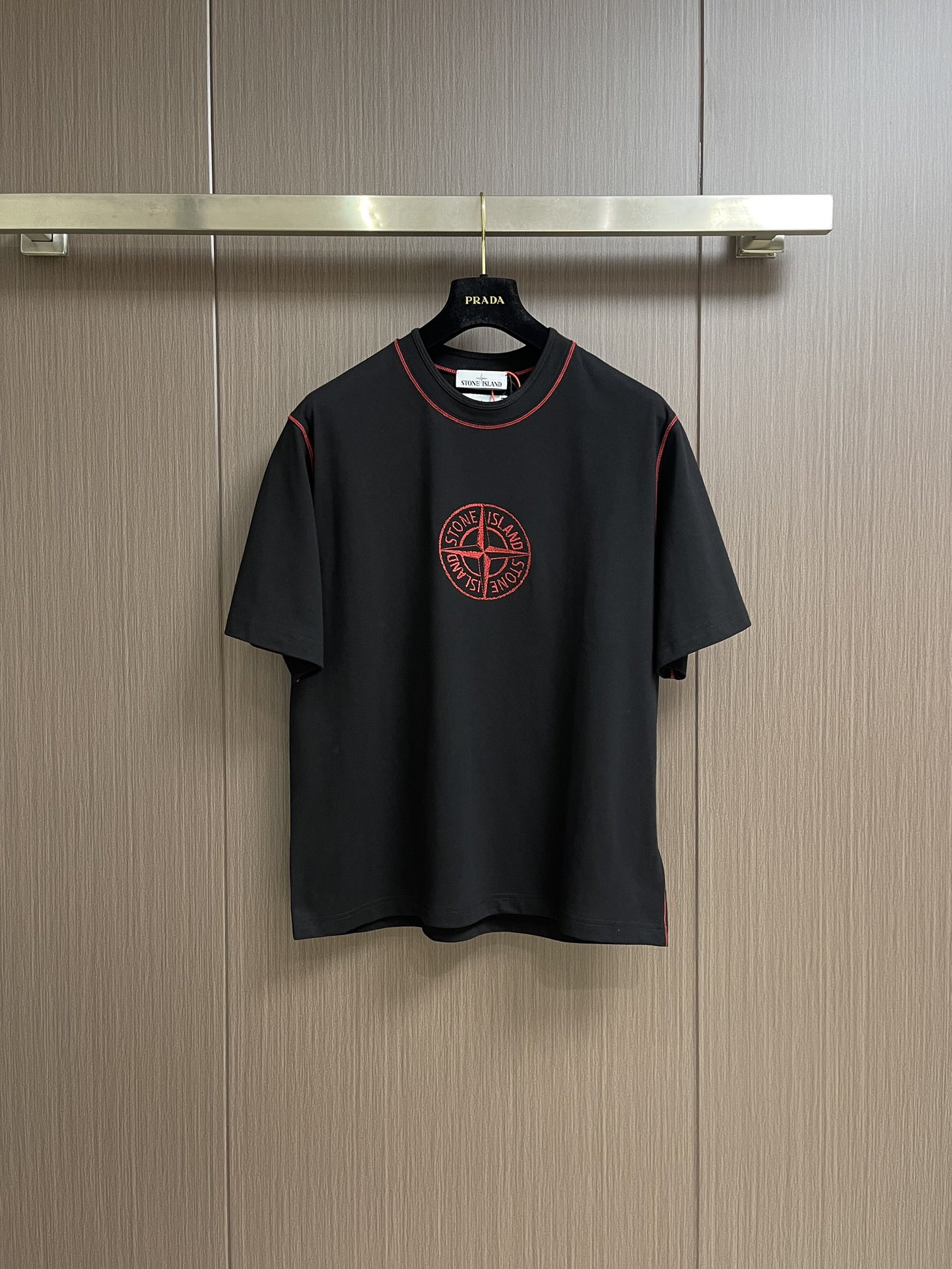 NO:126681,stonesland Stone Island badge embroidery short-sleeved T-shirt, custom elegant black silk cotton linen plain texture, delicate and smooth, comfortable and skin-friendly, iconic embroidery on chest, compass badge embroidery, highlight the brand's mark, stitching art, contrasting beauty, red stitching jumps on black base, collides with fashion and creativity, exudes irresistible charm, imported machine embroidery technology uses advanced computer control system and precision mechanical parts to achieve red compass badge embroidery operation, high precision, smooth and delicate lines, special special aircraft reverse bottom bright thread fine sewing process, use special special aircraft for clear thread sewing, requires fine preparation of the reverse side of the clothing before sewing, ensure the sewing lines are straight, the stitches are even, the edges are flat and beautiful, the fabric has been washed, the texture is better, not easy to deform, not easy to shrink, not easy to fade, not easy to fade  Maintain long-term beauty. Size S-XL, T-shirt,tees, t-shirt,alexander wang19860909stonelsland 石头岛徽章刺绣短袖T恤,定制雅黑绸棉麻平纹料 细腻平滑 舒适亲肤 胸前标志性点缀红色 compass 徽章刺绣 彰显品牌的印记 缝线艺术 撞色之美红色缝线在黑色基底上跳跃时尚与创意的碰撞 散发出无法抗拒的魅力,采用进口机刺绣工艺使用先进的计算机控制系统和精密的机械部件 实现红色 compass 徽章刺绣作业 精度高 线条流畅而细腻,特种专机反底明线精细缝制工艺 使用特种专机进行明线缝制 要求缝制前对衣物反面进行精细准备 确保缝制线条平直 针脚均匀 边缘平整且美观,面料都经过浇洗 手感质感更佳 不易变形 不易缩水 不易褪色 保持长久的美观.尺码S-XL,,T-shirt,tees，t-shirt,alexander wang,Men's clothing