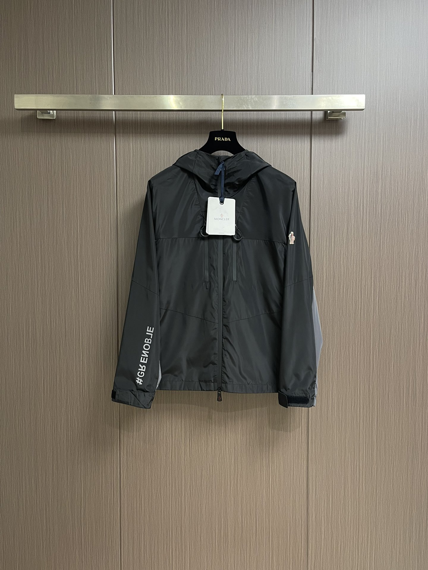 EL\nMoncler ss春夏新款连帽款夹克外套。采用进口环保面料，防撕裂性能效果尤为明显！夹克版型简约大气，轻便舒适，处处精悍的工艺体现品牌独有的特点，左肩品牌独有logo，辨识度极高！松紧收口袖子，严丝合缝的防风效果做到极致！拉链也是独家定制而成的高质感金属拉链，简约大气，商务休闲兼备。尺码：-