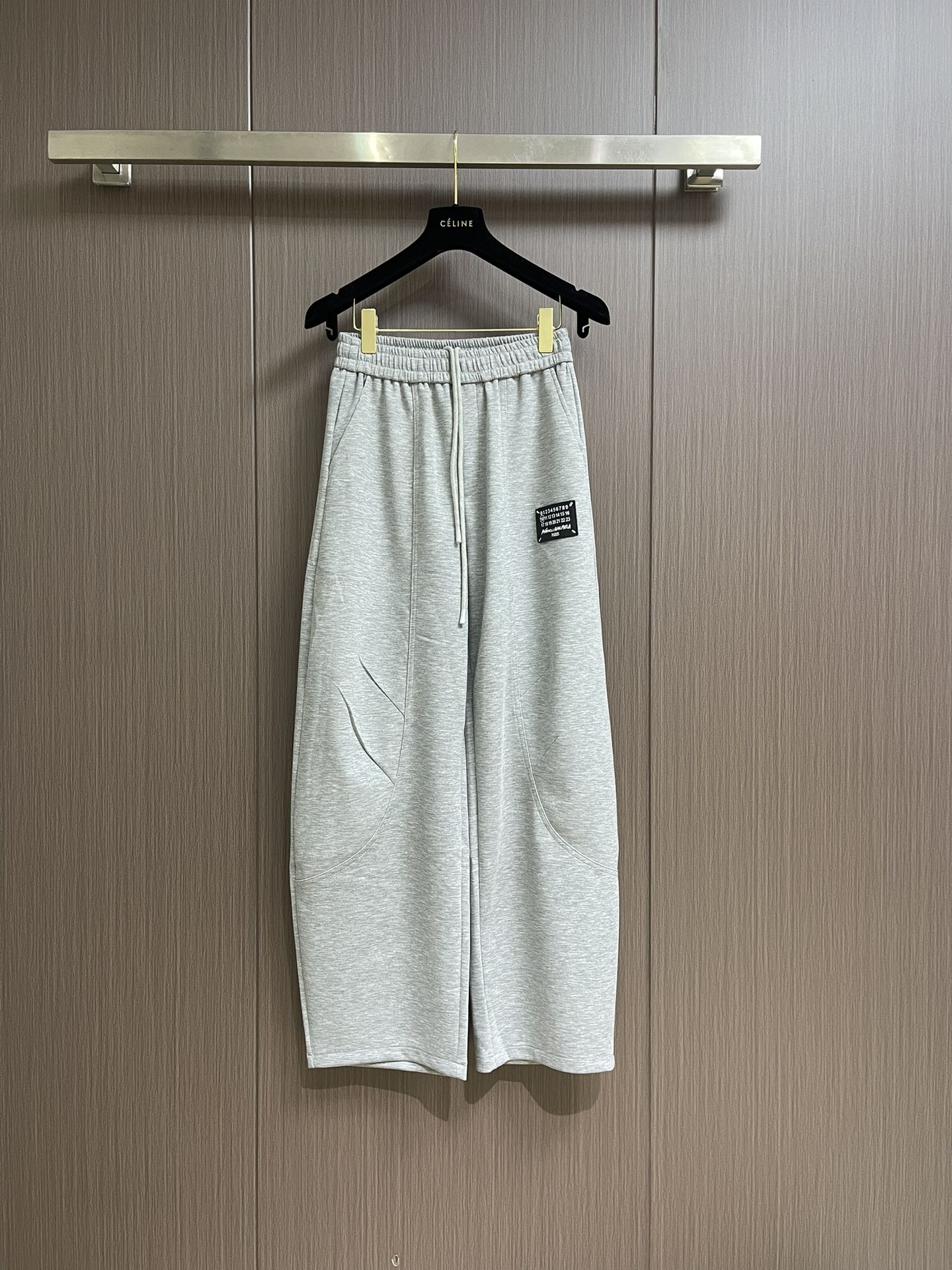 NO:127819,MM6 2025ss early spring new straight-leg trousers, high-quality fabrics, extraordinary delicate and softness. The metal logo adds highlights and shows unique style charm everywhere. It is undoubtedly a hot pants!  It uses classic brand elements, from the main fabric to the detailed craftsmanship, all of which show the ingenuity of quality. The iconic logo perfects the design charm, and is designed with patches. It has soft and comfortable touch, and the texture has traces of washing craftsmanship. It is very high-end, retro and fashionable. The visual style is of quality and tune, and it is a soul-like identity display!  Size M-3XL, Masion Margiela, Alexander wang19860909MM6 2025ss早春新款直筒长裤,高级优质面料,细腻柔软程度非同一般.金属标识增添看点,处处彰显独特的风格魅力,毋庸置疑的爆卖裤装！运用了经典的品牌元素,从主体面料到细节工艺,无不彰显出品质的匠心所在.标志性徽标logo完善设计韵味,后搭配贴布设计打造,触感柔软舒适,肌理有着水洗工艺后的痕迹,非常高级复古且时髦,视觉画风有品有调,属于灵魂式的身份彰显！尺码M-3XL,,masion margiela,alexander wang,Men's clothing