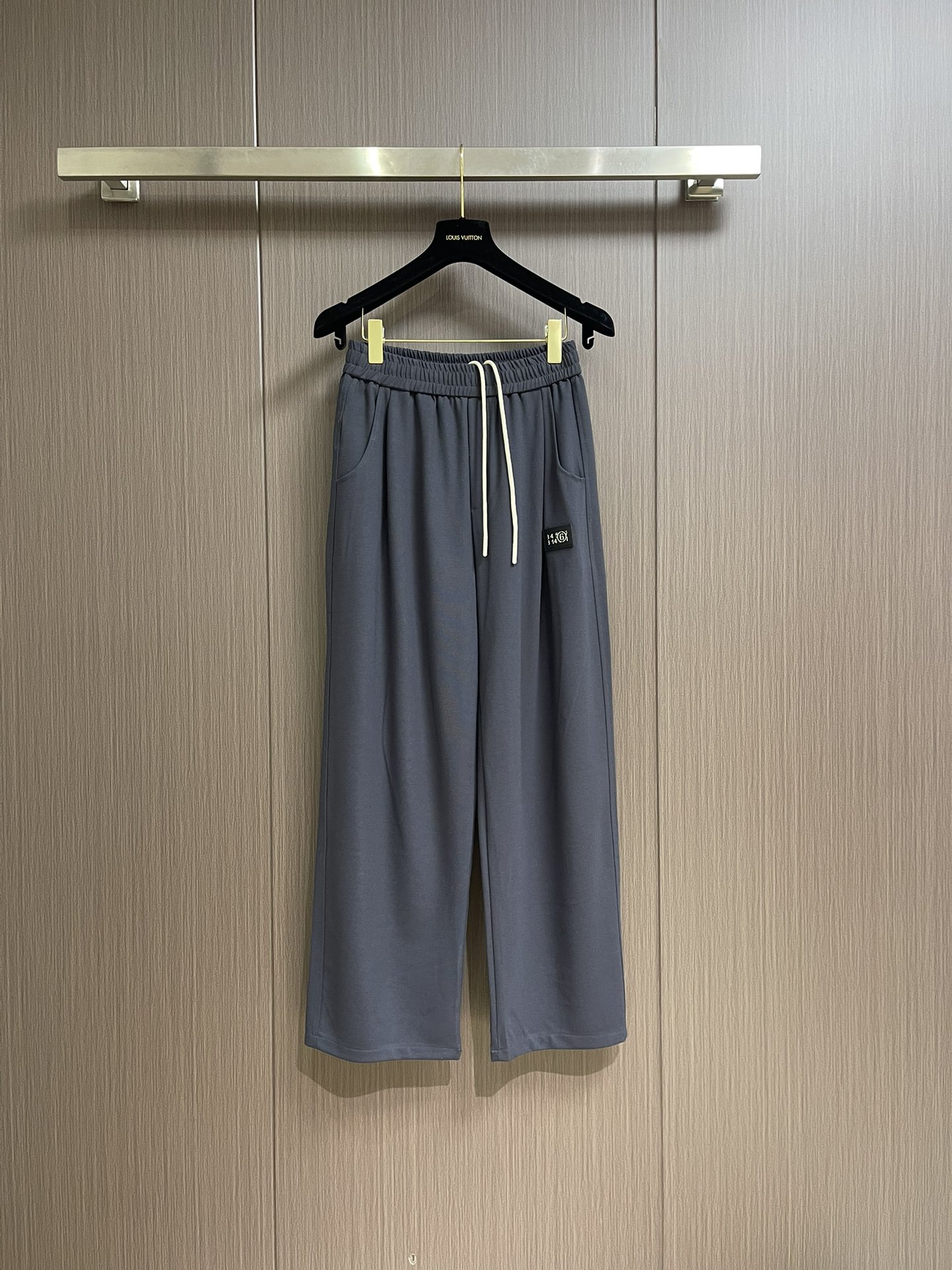 NO:127822,MM6 2025ss early spring new straight-leg trousers, high-quality fabrics, extraordinary delicate and softness. The metal logo adds highlights and shows unique style charm everywhere. It is undoubtedly a hot pants!  It uses classic brand elements, from the main fabric to the detailed craftsmanship, all of which show the ingenuity of quality. The iconic logo perfects the design charm, and is designed with patches. It has soft and comfortable touch, and the texture has traces of washing craftsmanship. It is very high-end, retro and fashionable. The visual style is of quality and tune, and it is a soul-like identity display!  Size M-3XL, Masion Margiela, Alexander wang19860909MM6 2025ss早春新款直筒长裤,高级优质面料,细腻柔软程度非同一般.金属标识增添看点,处处彰显独特的风格魅力,毋庸置疑的爆卖裤装！运用了经典的品牌元素,从主体面料到细节工艺,无不彰显出品质的匠心所在.标志性徽标logo完善设计韵味,后搭配贴布设计打造,触感柔软舒适,肌理有着水洗工艺后的痕迹,非常高级复古且时髦,视觉画风有品有调,属于灵魂式的身份彰显！尺码M-3XL,,masion margiela,alexander wang,Men's clothing