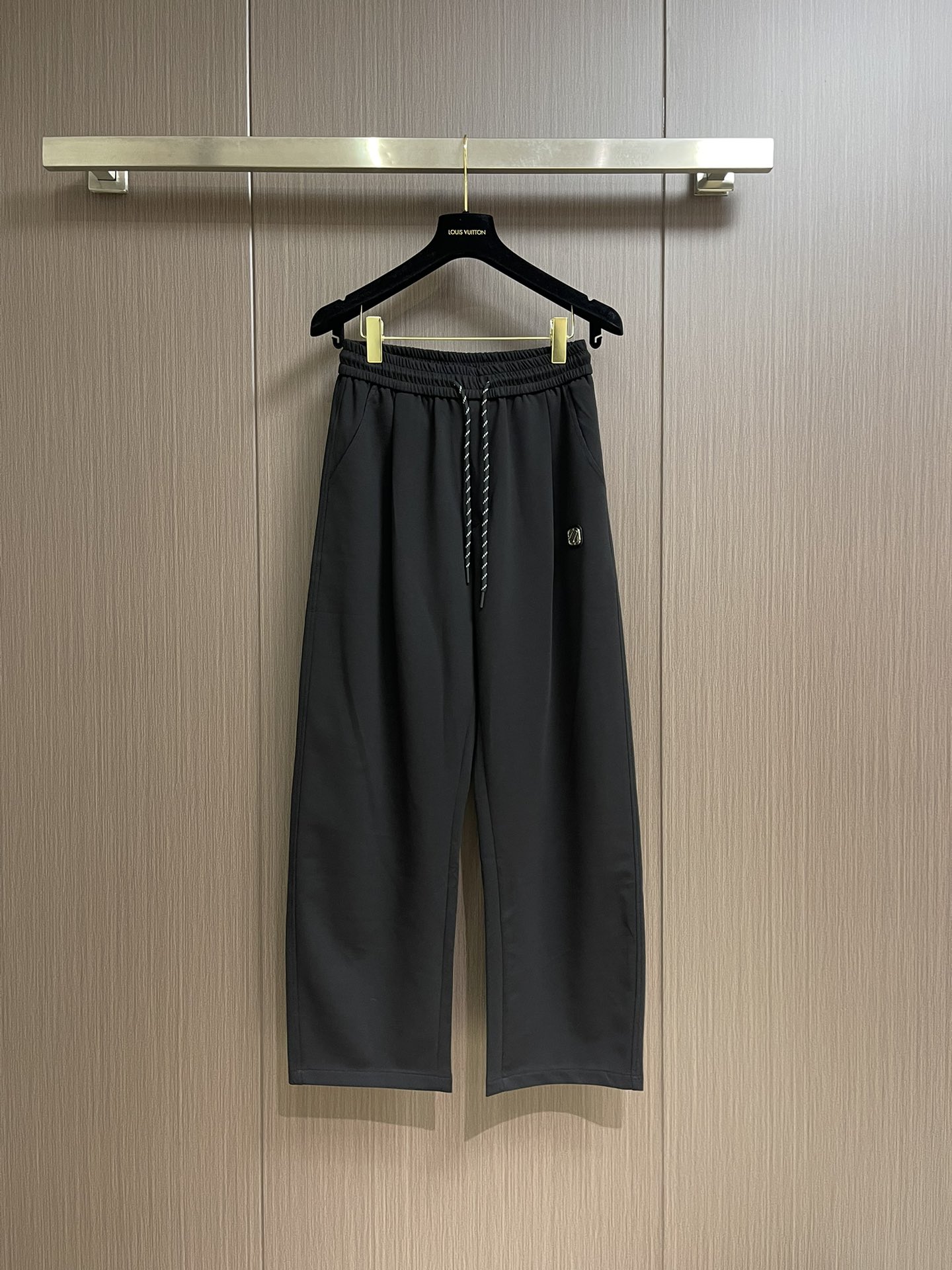 NO:127821,Ermenegildo Zegna 2025SS Early Spring Men's Straight-Line Casual Pants!  A brand dedicated to men's ready-to-wear!  !  Focus is better. The most practical and graded fabric of Zenia combines breathability and comfort!  Men's casual hoodies. The pants are commuting styles, with Italian top designer tailoring styles, slim and stylish without being tight, and fitting tailoring fits the human body design!  Comfortable feel, full of high-end feel, and the elastic effect is quite in place. You won’t worry about the embarrassing situation caused by the tightness of the fabric when squatting down casually!  Size M-3XL, zegna,alexander wang19860909Ermenegildo Zegna 2025SS 早春男士直筒休闲裤！ 一个致力于男士成衣的品牌！！专注才更好,杰尼亚最实用也是最具有档次的面料,集透气性与舒适性为一体！男士休闲卫裤.裤类属通勤款,意大利顶级设计师剪裁版型,修身有型又不至于紧身,合身剪裁贴合人体设计！ 手感舒适 高级感十足,弹力效果也是相当到位,随意的蹲下都不会担心面料的紧绷造成的尴尬情况！尺码M-3XL,,zegna,alexander wang,Men's clothing