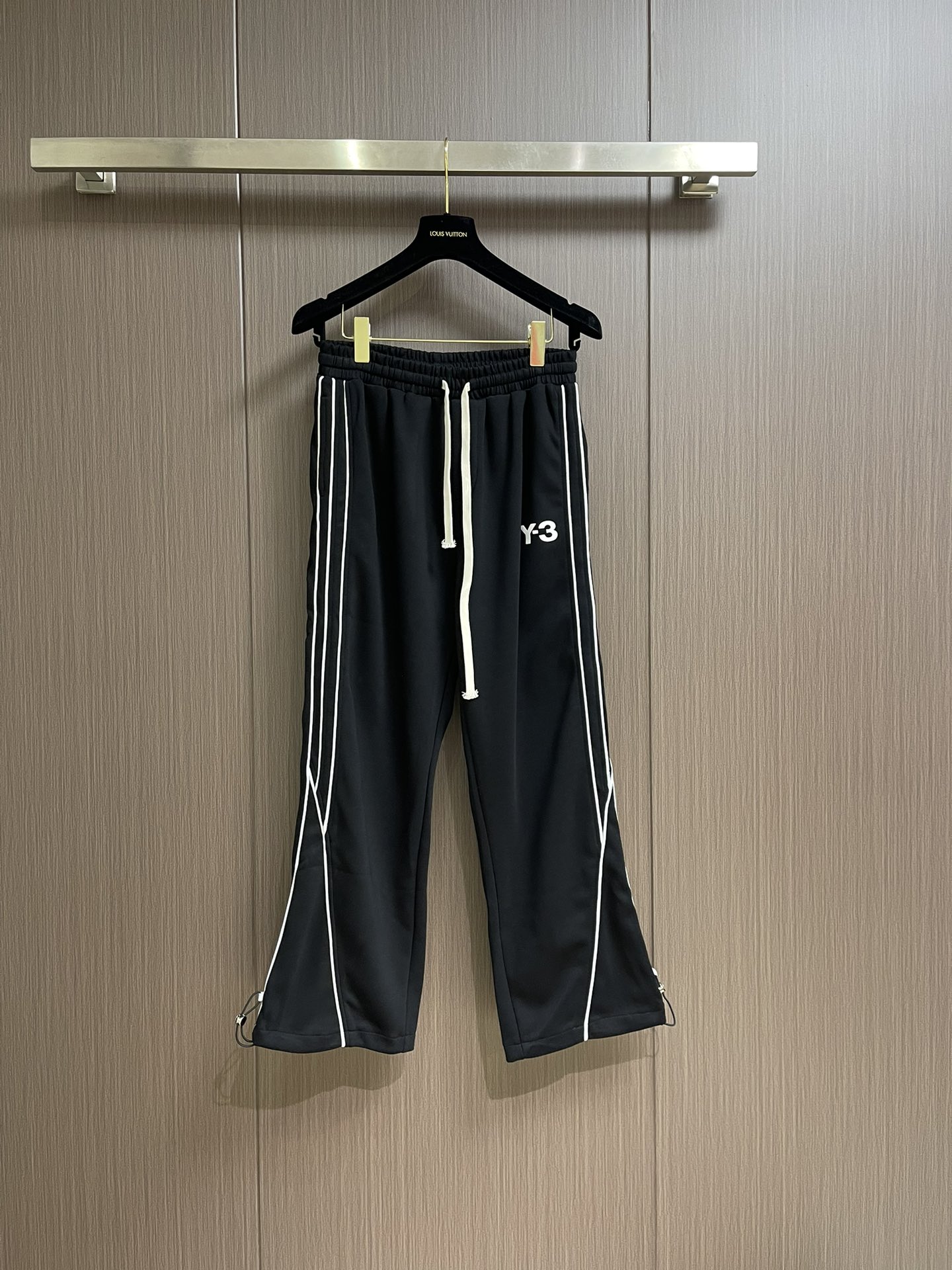 NO:127833,Tops, pants, Y3 2025ss early spring new contrasting round neck sweater straight casual pants set, using customer-supplied fabric, line logo highlights the brand characteristics, waist pulling design adjusts the size at will, the pins are very fine, only imported machines can make it, the upper body is fashionable and generous, and it is easy to match. Size M-XXL, hoodie, sweatshirts, alexander wang19860909上衣 裤子 Y3 2025ss早春新款撞色圆领卫衣直筒休闲裤套装,采用客供面料,线条标识彰显品牌特征,腰部抽身设计随意调节大小,针脚非常细密只有进口机器才能制成,上身时尚大方极易搭配.尺码M-XXL,,hoodie,sweatshirts,alexander wang,Men's clothing