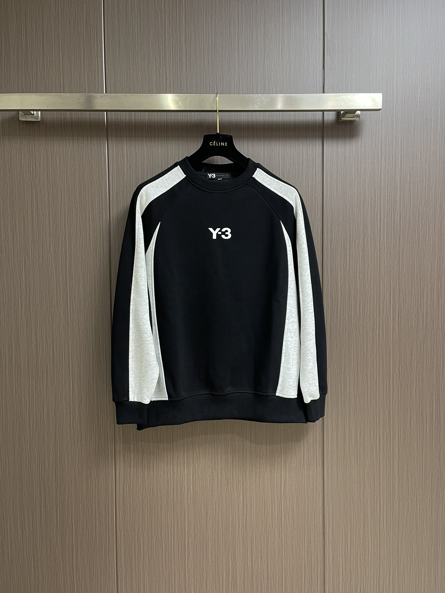 NO:127835,Tops, pants, Y3 2025ss early spring new contrasting round neck sweater straight casual pants set, using customer-supplied fabric, line logo highlights brand characteristics, waist pulling design adjusts the size at will, the pins are very fine, only imported machines can make it, the upper body is fashionable and generous, and it is easy to match with sizes M-XXL, hoodie, sweatshirts, alexander wang19860909上衣 裤子 Y3 2025ss早春新款撞色圆领卫衣直筒休闲裤套装,采用客供面料,线条标识彰显品牌特征,腰部抽身设计随意调节大小,针脚非常细密只有进口机器才能制成,上身时尚大方极易搭配尺码M-XXL,,hoodie,sweatshirts,alexander wang,Men's clothing