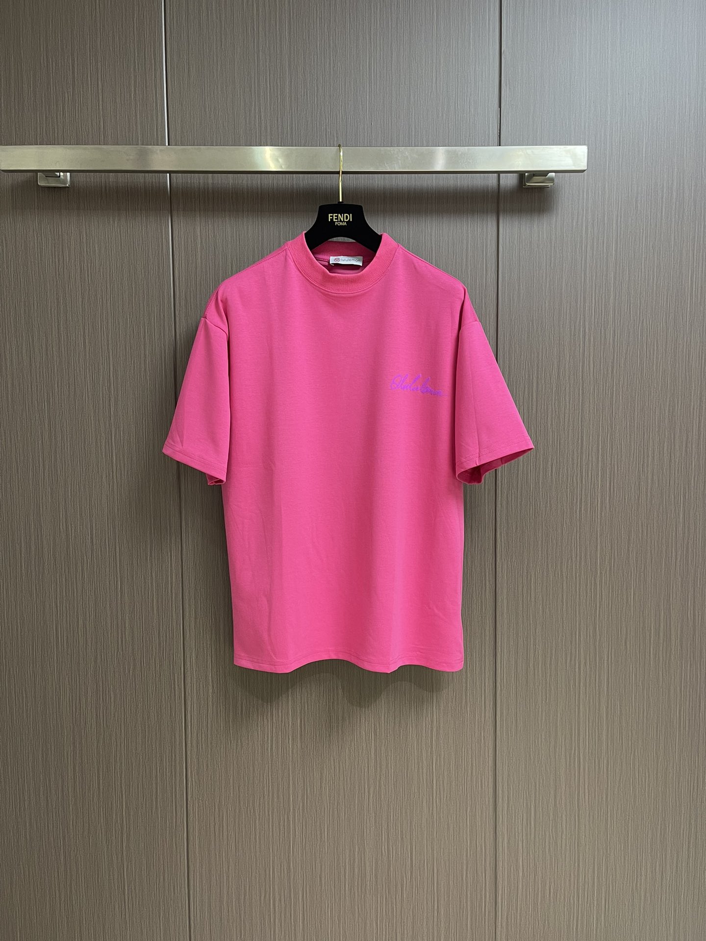 NO:127825,lululemon new round neck T-shirt!  320g high gram weight 32 double yarn pure cotton fabric, wide version, and foam printing pattern with a full sense of design, the same style as men and women, versatile and easy to wear!  Size M-XXL, tees, t-shirt, alexander wang19860909lululemon 新款圆领t恤！320克高克重32双纱纯棉面料,版型阔版,图案都做了发泡印花图案设计感十足,男女同款 百搭又好穿！ 尺码M-XXL,,tees，t-shirt,alexander wang,Men's clothing