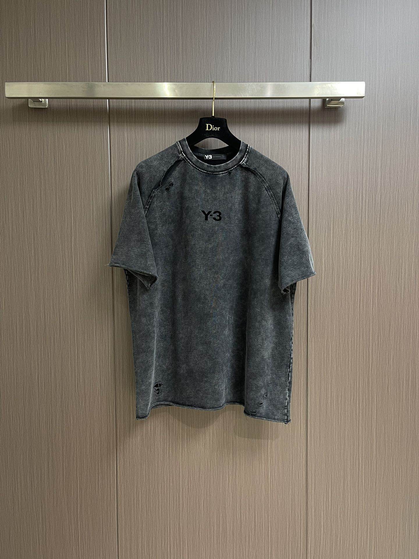 NO:127831,Y3 2025SS new round neck short-sleeved T-shirt is made of imported cotton material. It has a soft fabric feels so it is close to the body and is skin-friendly and comfortable. The classic y3 letter pattern design is very novel and recognizable. The classic style is cut, not picky, fashionable and versatile and easy to wear!  Same style for men and women. Size S-XXL, T-shirt,tees, t-shirt,alexander wang19860909Y3 2025SS新款圆领短袖T恤,采用进口棉材质制作而成,柔软的面料触感,贴身穿着亲肤舒适,经典的y3字母图案设计,非常的新颖且极具辨识度.经典的版型裁剪,不挑人,时尚百搭又好穿！男女同款.尺码S-XXL,,T-shirt,tees，t-shirt,alexander wang,Men's clothing