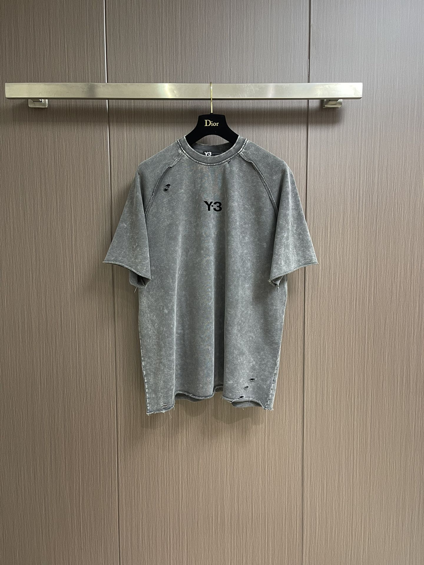 NO:127829,Y3 2025SS new round neck short-sleeved T-shirt is made of imported cotton material. It has a soft fabric feels so it is close to the body and is skin-friendly and comfortable. The classic y3 letter pattern design is very novel and recognizable. The classic style is cut, not picky, fashionable and versatile and easy to wear!  Same model for men and women Size S-XXL, T-shirt,tees, t-shirt,alexander wang19860909Y3 2025SS新款圆领短袖T恤,采用进口棉材质制作而成,柔软的面料触感,贴身穿着亲肤舒适,经典的y3字母图案设计,非常的新颖且极具辨识度.经典的版型裁剪,不挑人,时尚百搭又好穿！男女同款 尺码S-XXL,,T-shirt,tees，t-shirt,alexander wang,Men's clothing