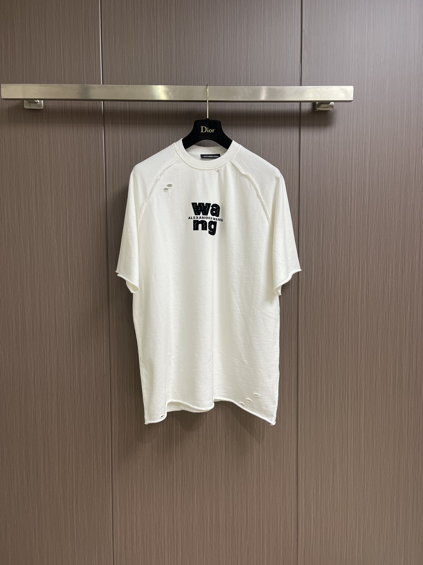 NO:127837,Alexander wang classic foam letter logo printed heavy-duty wash short-sleeved T-shirt, the fabric is made of 32 double yarn plain patterns, washed water and shrinks up to 260 grams, and craftsmanship thick plate three-dimensional letters. Recommended model!  Very comfortable to use, a must-have for men and women. Size S-XXL, T-shirt,tees, t-shirt,alexander wang19860909Alexander wang 经典款发泡字母logo印花重工水洗短袖T恤,面料采用纯棉32支双纱平纹,经洗水 缩水达260克重,工艺厚板立体字母 推荐款噢！手感非常舒服 男女同款人手必备款.尺码S-XXL,,T-shirt,tees，t-shirt,alexander wang,Men's clothing