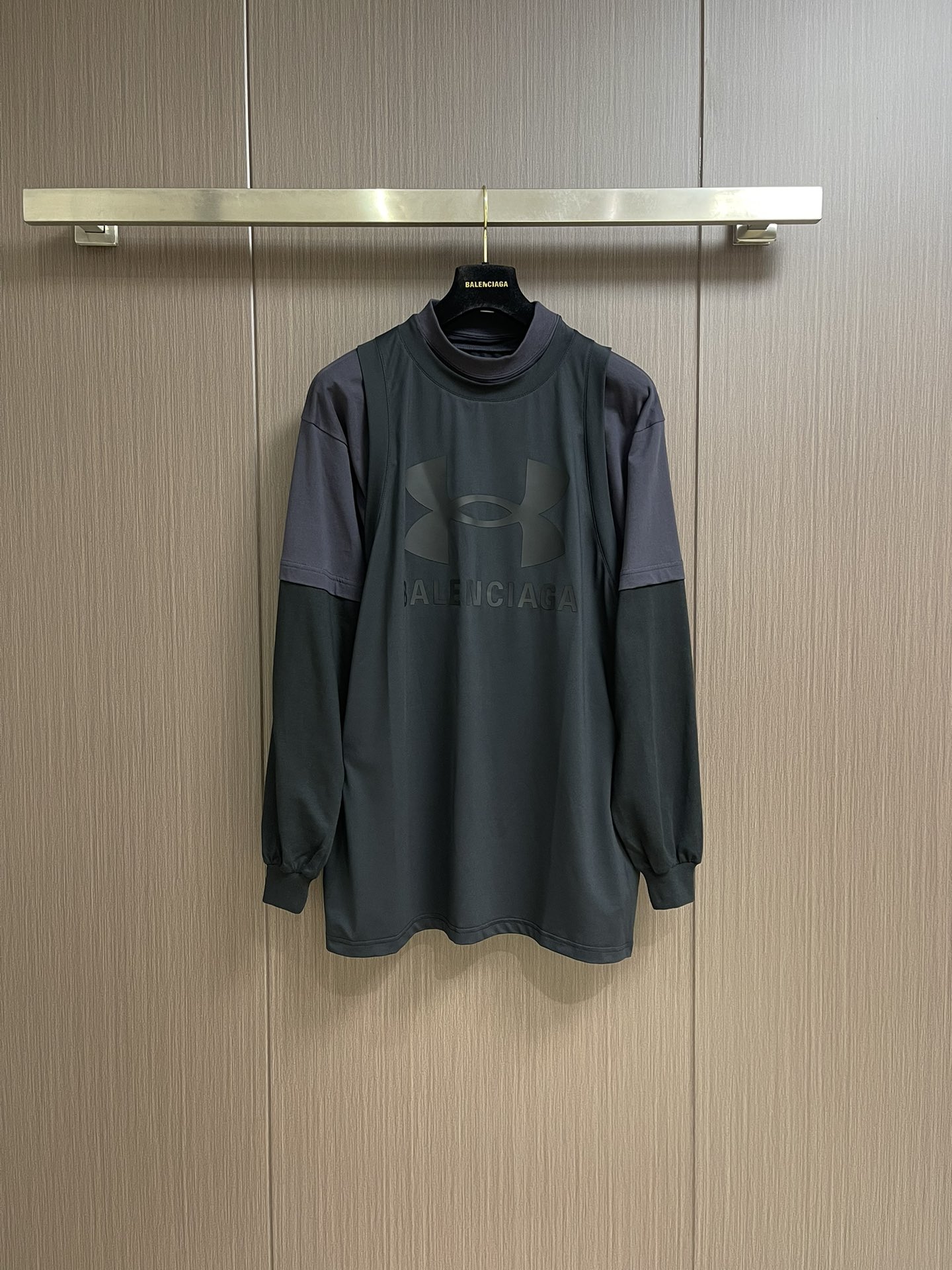 NO:127816,The balenciaga fake three-piece woven sports long-sleeved T-shirt uses customized cotton fabric and front and back offset printing technology. Its front and back uses offset printing technology. The small pattern of the turtle back printing is really too design-like. The offset printing pattern is clear and firm. The unique fake three-piece design is gray-black spliced ​​vest   short sleeve   long sleeve. The overall wiring is straight and delicate, the fabric is comfortable and soft, and the color is consistent and has no color difference. It can be matched with the same style to create a fashionable look, and control various occasions. Customized auxiliary materials are complete, and the same style for men and women!  Size 0-1-2-3, ,balenciaga,T-shirt,tees,t-shirt,alexander wang19860909balenciaga 假三件梭织运动长袖T恤,采用定制棉质面料,前后胶印工艺,它的前后采用了胶印工艺,龟背印花小图案真的太有设计感了,胶印的图案清晰又牢固,独特假三件设计与灰黑拼接色背心＋短袖＋长袖的独特假三件设计,整体走线平直细腻,面料舒适柔软,颜色一致无色差 能与同款搭配营造时尚造型,驾驭各种场合,定制辅料,三标齐全,男女同款！尺码0-1-2-3,,balenciaga,T-shirt,tees，t-shirt,alexander wang,Men's clothing