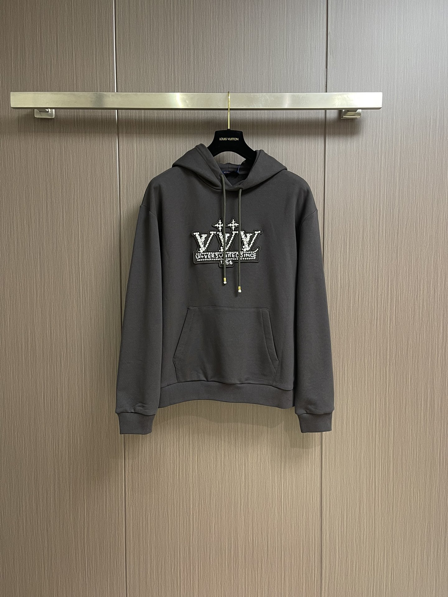 NO:127808,LV  The white beaded Zhangzai hooded sweatshirt uses 16s single yarn   10s single yarn fish scale squirt fabric. The fish scale bottom fabric forms a fish scale-like texture through a specific weaving process, and the plates are arranged and interwoven according to the warp and weft rules and shapes to ensure clear texture and excellent texture. The fabric has been finely made and processed, with good durability, lightness, softness and breathability. Resin beads are beads made of synthetic resin. The resin beads have the characteristics of highly color-retaining, similar to plastics, and have lighter quality. Beads are beads of the same specifications and sizes, and the original effect is clearly divided into a clear number of particles, and the overall three-dimensional effect is outstanding. The front and back patterns are beaded in embroidery. When beading, the embroidery beads are transported one by one to the embroidery machine according to the number of original beads.  The needle position, the embroidery beads form the positioning structure of the bead string at the corresponding position. The embroidery needle can accurately pass through the needle holes in the embroidery beads, embroider the embroidery beads on the fabric, and the beads are closely connected, which increases the visual effect. The drawstring ends are decorated with beads, and the entire line is exclusively developed with pearl series auxiliary materials. The same size is imported pearls combined with new engraving metal. The pearls are stringed together in a certain order and rules, and high-quality pearls are selected. The beading process is fine, the material is safe and harmless, and the pearl beads add highlights. The hooded kangaroo pocket pattern can be adjusted, and the hooded pattern can be developed. The hooded design can protect the head well; it can also increase the layering and fashion sense of the whole piece of clothing. The neckline size can be freely adjusted to meet different wearing needs.  The new hardware cage embellishes the rope head and zipper; matched with shoulder-drop thread; the overall shoulder width does not limit the shoulder width while highlighting the relaxed and lazy feeling. The hem of the clothes is waist-hugging design and cuff ribbed needles, and the bottom-swinging special machine is exquisite double-bright-line sewing. Size XS-L,,louis vuitton,hoodie,sweatshirts,hats,alexander wang19860909LV 白珠章仔连帽卫衣,采用16s单纱＋10s单纱鱼鳞定卫衣面料,鱼鳞底面料通过特定的织造工艺形成鱼鳞状底纹,对版按照经纬规律和形状进行排列交织,以确保纹理清晰、质地优良.面料经过精细的制作加工,具有良好的耐穿性、轻薄柔软、透气性好.树脂珠饰标识贴饰,是一种合成树脂制成的珠子,树脂珠具有高度保色的特性,手感类似塑料,质量较轻.采用同规格尺寸串珠,铺满并做到原效果颗粒数量分明,整体出立体效果出众.前后图案在刺绣进行串珠,串珠时根据原版颗数,逐个输送绣珠至绣花机绣针位,绣珠构成珠串在相应位置定位结构.绣针能精确穿过绣珠内的针孔,将绣珠绣在织物上,串珠连接紧密,增加了视觉效果.抽绳端头点缀珠饰,全线独家原版开发珍珠系列辅料,对版定制同尺寸进口珍珠搭配新款刻字金属组成.将珍珠按照一定的顺序和规律串在一起,选用高品质的珍珠,串珠工艺精细,材质安全无害,珍珠串珠增添亮点.可调节风帽袋鼠口袋版型,对版开发连帽版型,连帽设计能够很好地保护头部；同时也能够增加整件衣服的层次感和时尚感.可以自由地调节领口大小,适应不同的穿着需求. 全新五金吊钟点缀绳头、拉链；搭配落肩肩线；整体不限制肩宽的同时突出轻松慵懒感.衣身下摆收腰设计与袖口罗纹收针,底摆专机精致双明线车缝.尺码XS-L,,louis vuitton,hoodie,sweatshirts,hats,alexander wang,Men's clothing