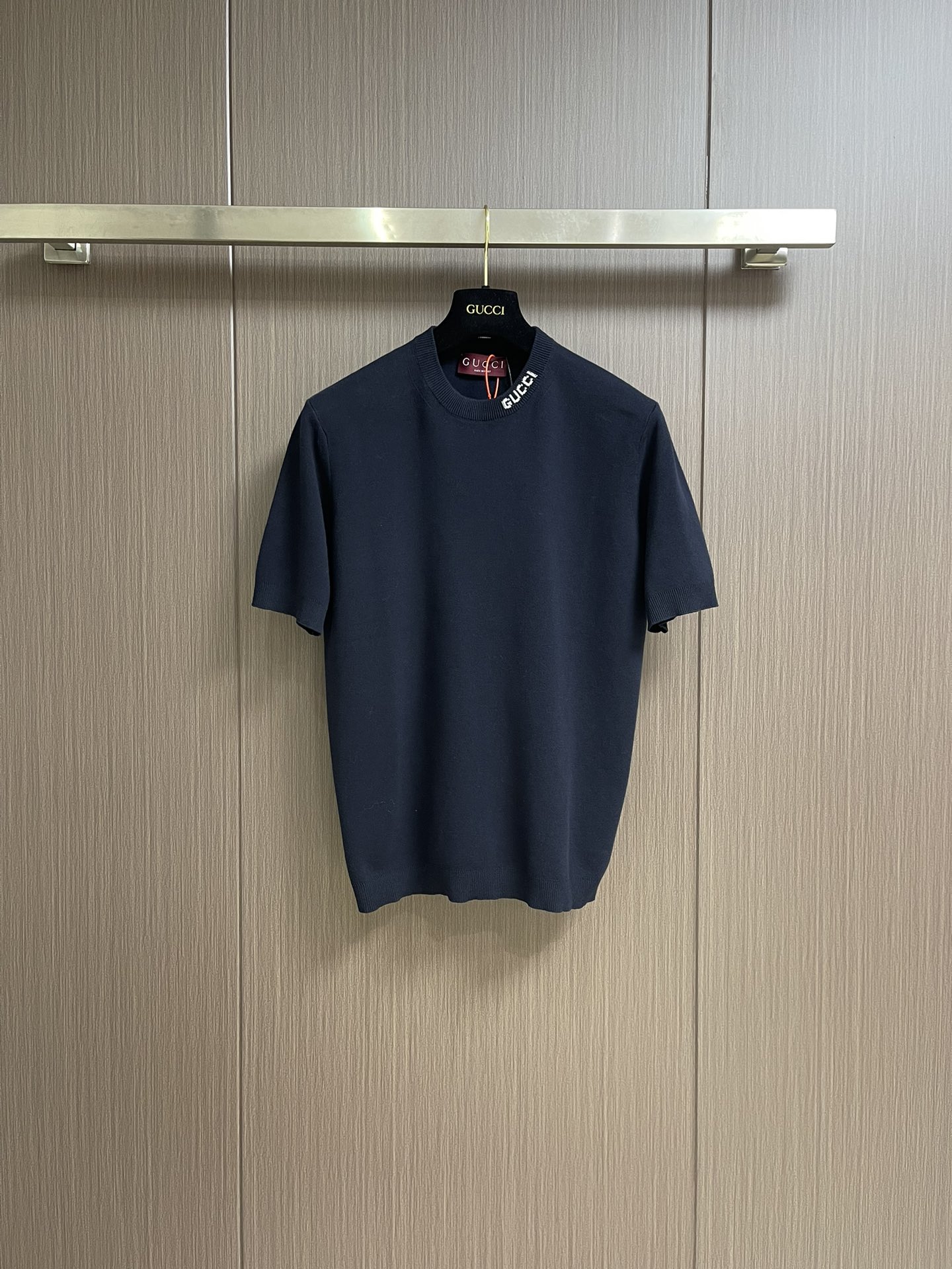 NO:127801,gucci Inlay knitted short-sleeved T-shirt, fixedly weaving rosy high-twist silk cotton wool material Inlay jacquard weaving method by interweaving different colors of yarns to form patterns and textures on the fabric. Fine weaving not only ensures the clarity of the pattern. Three-dimensional seam seam is used to use specific sewing methods at the joints. The neckline and armpit sleeves are used as needles. The edge-collar clear flower jacquard effect is formed on the fabric through a specific weaving process. The overall thread is straight and delicate, the fabric is comfortable and soft, and the color is consistent and has no color difference. It can be matched with the same style to create a fashionable shape. It can be customized for various occasions, customized auxiliary materials, complete three standards, and the same style for men and women!  Size S-XL, gucci, T-shirt,tees, t-shirt,alexander wang19860909gucci 嵌花针织短袖T恤,定织瑰丽高捻天丝棉绒料 嵌花提花织法 通过交织不同颜色的纱线 在织物上形成图案和纹理 精细编织不仅确保了图案的清晰度 采用接缝立体缝线 它通过在接缝处使用特定的缝纫方法 领口部位与腋袖部采用缝盘机作收针 收边明花提花效果通过特定的编织工艺在织物上形成的突出花纹 整体走线平直细腻,面料舒适柔软,颜色一致无色差 能与同款搭配营造时尚造型,驾驭各种场合,定制辅料,三标齐全,男女同款！尺码S-XL,,gucci,T-shirt,tees，t-shirt,alexander wang,Men's clothing