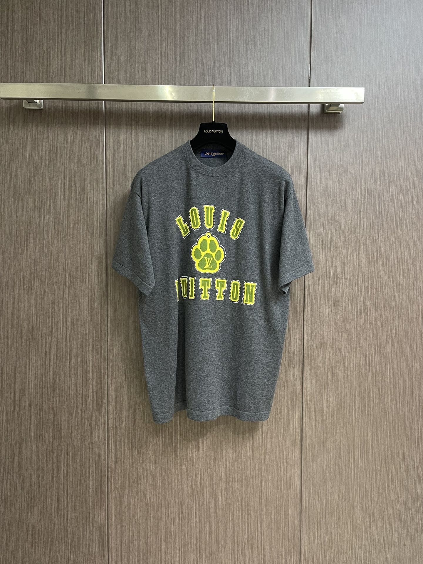 NO:127792,LV inlay pet series short-sleeved T-shirts, made of combed cotton yarn, knitted cotton fabric, pure cotton high-weight special yarn, full of weight, upper body is more textured than ordinary t, the overall line is straight and delicate, the fabric is comfortable and soft, the color is consistent and there is no color difference, it can be matched with the same style to create a fashionable look, control various occasions, customized auxiliary materials, complete three standards, the same style for men and women!  Size S-XL, louis vuitton, T-shirt,tees, t-shirt,alexander wang19860909LV 嵌花宠物系列脚掌短袖T恤,精梳棉质纱线针织纺棉布面料制作,纯棉的高克重特殊纱,掂起来手感份量十足,上身也比普通t更加有质感,整体走线平直细腻 面料舒适柔软 颜色一致无色差 能与同款搭配营造时尚造型,驾驭各种场合,定制辅料,三标齐全,男女同款！尺码S-XL,,louis vuitton,T-shirt,tees，t-shirt,alexander wang,Men's clothing