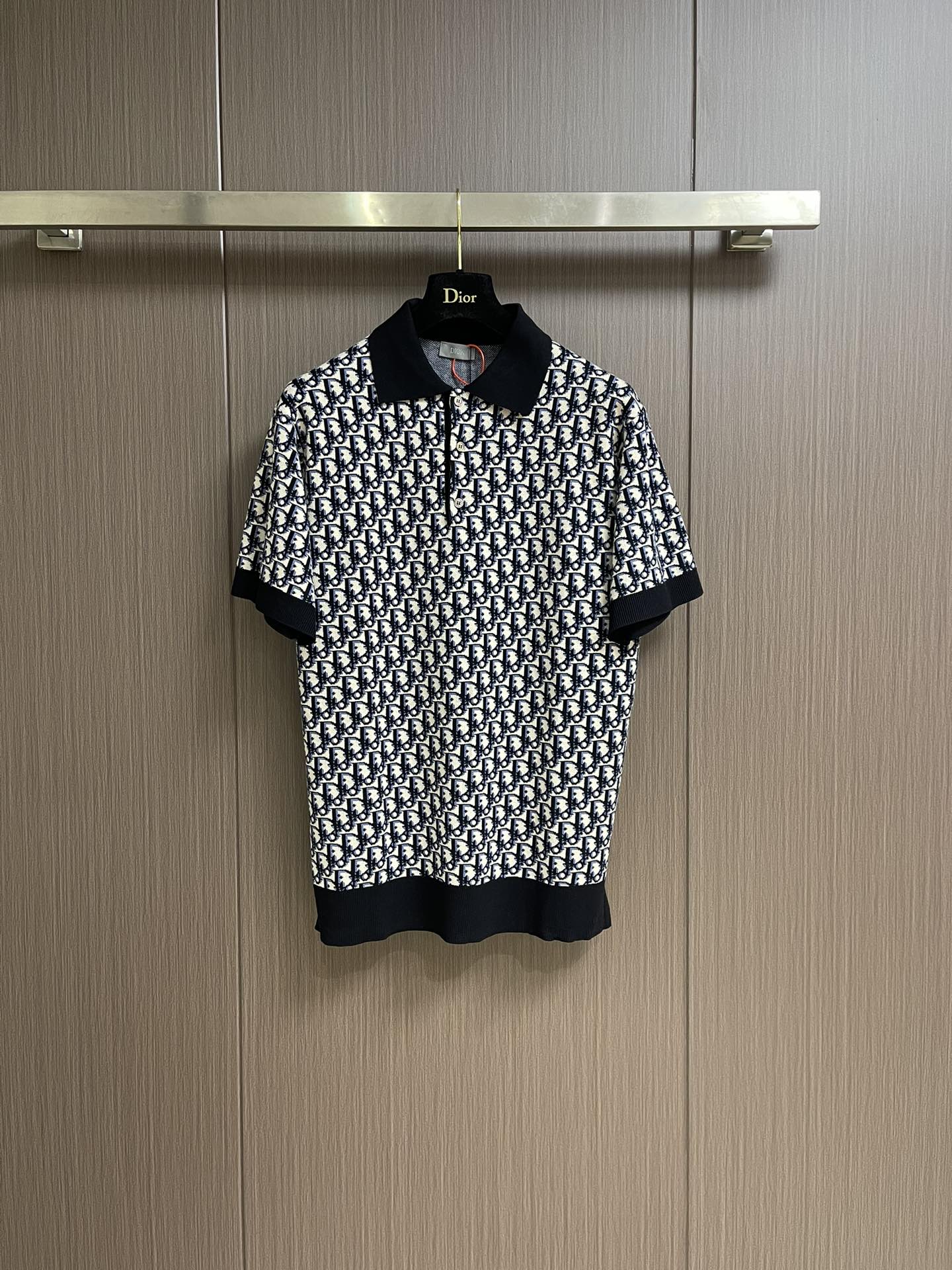 NO:127798,Dior knitted jacquard polo shirt, fixed brocade, soft silk anti-ball material, soft and delicate, comfortable skin, interpreting the eternal style with deep hidden blue, the iconic oblique print blooms new posture, each line contains the profound historical heritage of the brand, the combination of logo sweater and zipper polo shirt is sublimated, each fiber contains luxury and nobility, is composed of imported German jacquard, precisely controls the arrangement and interweaving method of yarns carefully intertwined on the loom, forming dior patterns and textures, using seam three-dimensional seams. It uses specific sewing methods at the joints to make the clothes appear more three-dimensional and fit the body. The workmanship is complicated and complicated, and the washing water plus soft smell removal process is deeply cleaned and removed by professional washing equipment and specific detergents.  Improve the feel and appearance of clothes. Size S-XL, dior, sweaters, alexander wang19860909Dior 针织提花polo衫,定织锦悦柔丝抗球料 柔软细腻 舒适贴肤 以藏蓝深邃诠释永恒风格 标志性的oblique 印花绽放新姿 每一道线条都蕴含着品牌深邃的历史底蕴 以标识毛衣和拉链polo衫结合为升华每一缕纤维都蕴藏着奢华与高贵,德国进口机提花组织而成 精确地控制纱线的排列和交织方式 在织机上精心交织 形成dior图案和纹理,采用接缝立体缝线 它通过在接缝处使用特定的缝纫方法 使衣物呈现出更加立体和贴合身体的效果 做工繁琐复杂,成衣洗水加软去味工艺 通过专业的洗涤设备和特定的洗涤剂 对衣物进行深度清洁和去味处理 改善衣物的手感和外观.尺码S-XL,,dior,sweaters,alexander wang,Men's clothing