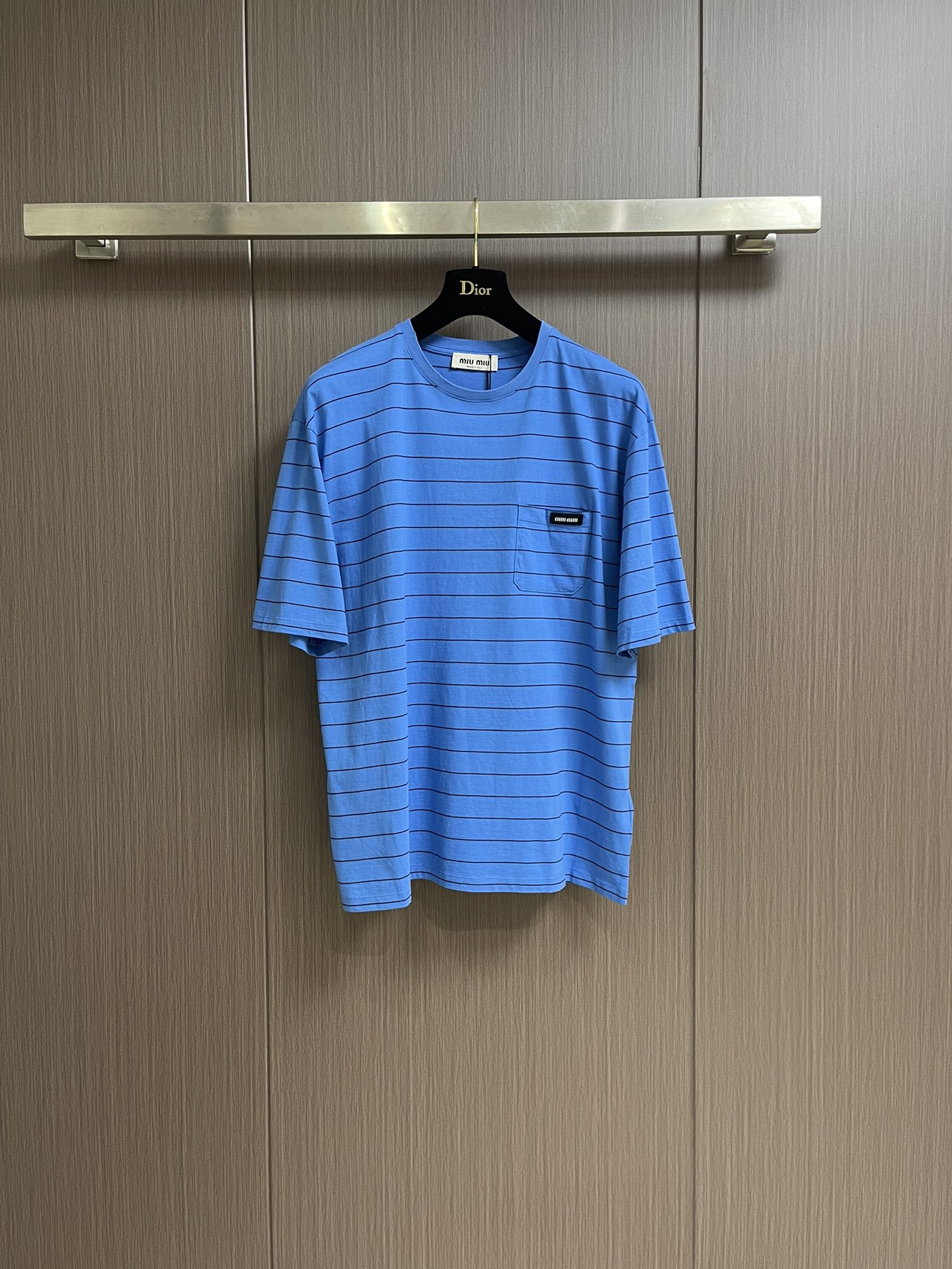 NO:127814,miumiu striped pocket patch short-sleeved T-shirt, customized striped fabric, chest pocket micro-label, customized pure cotton fabric, overall line is straight and delicate, the fabric is comfortable and soft, the color is consistent and no color difference, it can be matched with the same style to create a fashionable look, control various occasions, customized auxiliary materials, complete three standards, the same style for men and women!  Size S-M-L, miumiu, T-shirt,tees, t-shirt,alexander wang19860909miumiu 条纹口袋贴布短袖T恤,定制条纹布料 胸前口袋微标 定制纯棉布料 整体走线平直细腻,面料舒适柔软,颜色一致无色差 能与同款搭配营造时尚造型,驾驭各种场合,定制辅料,三标齐全,男女同款！尺码S-M-L,,miumiu,T-shirt,tees，t-shirt,alexander wang,Men's clothing