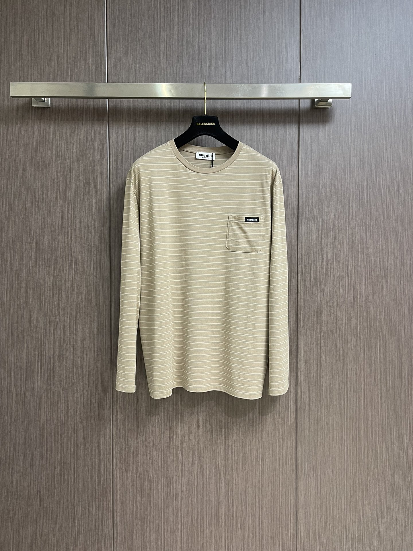 NO:127811,Miumiu striped contrasting color long-sleeved T-shirt, custom-made luxury 60 double-strand high-density stripes, and the chest pocket is decorated with the brand logo as the finishing touch. Grinding wheel grinding technology. The fine process of handling the edge of the neckline is finely ground and polished by using professional tools to make the edge of the neckline smooth and delicate texture. The overall line is straight and delicate, the fabric is comfortable and soft, and the color is consistent and there is no color difference. It can be matched with the same style to create a fashionable look, and control various occasions. Customized auxiliary materials are complete, and the same style for men and women!  Size S-M-L, miumiu,tees,t-shirt,alexander wang19860909miumiu 条纹撞色长袖T恤,定制奢华60支双股高密条纹,胸前口袋饰以品牌标志作点睛之笔 砂轮打磨技术 处理衣物领口边缘的精细工艺通过使用专业的工具对领口进行精细的磨削和打磨 使领口边缘变得光滑且具有细腻的纹理,整体走线平直细腻,面料舒适柔软,颜色一致无色差 能与同款搭配营造时尚造型,驾驭各种场合,定制辅料,三标齐全,男女同款！尺码S-M-L,,miumiu,tees，t-shirt,alexander wang,Men's clothing