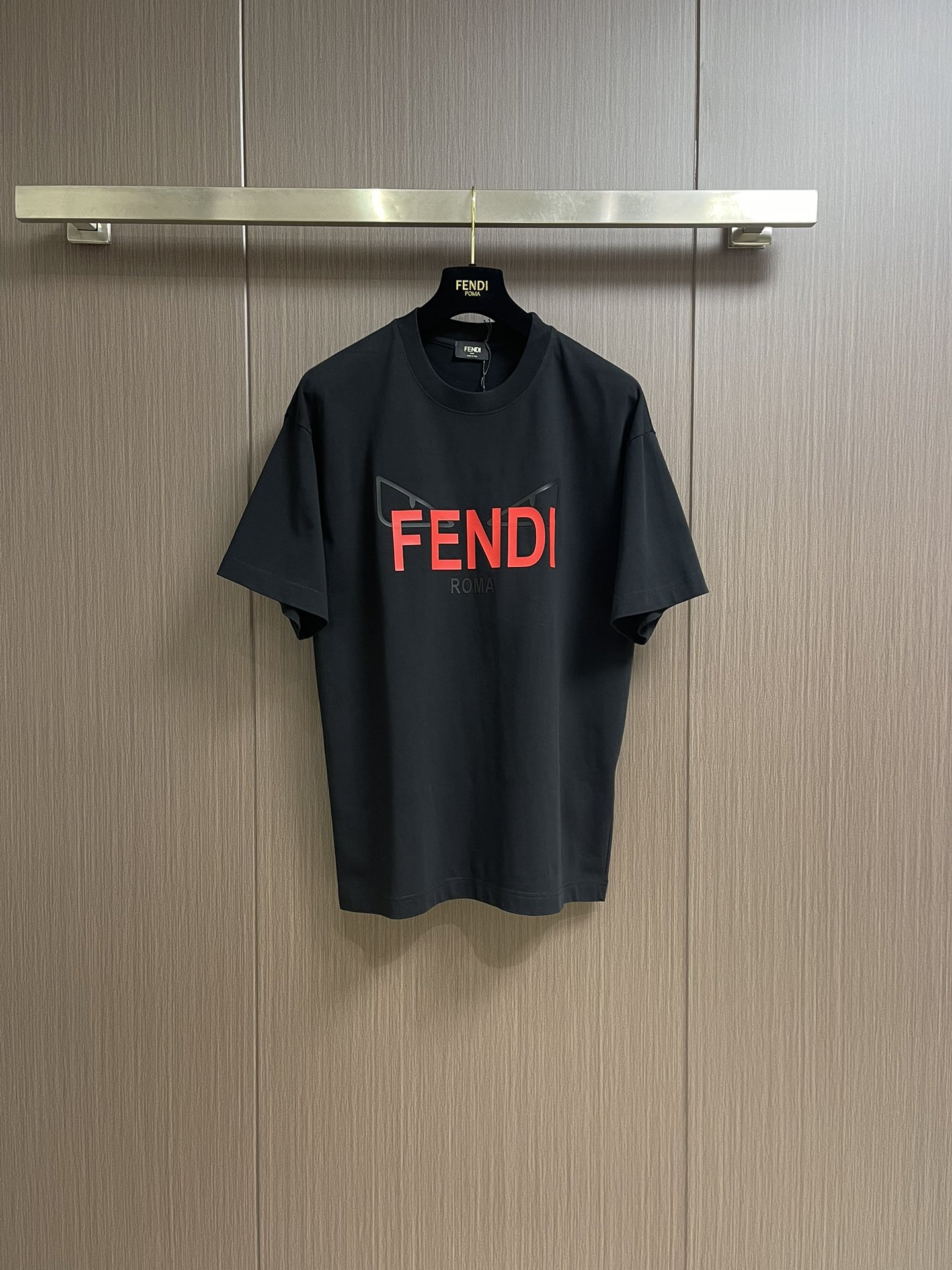 NO:127796,Fendi 2025ss Snake Year Limited Short-sleeved T-shirt, 300g after washing, cotton, front small monster logo printed logo, neckline with double needle thread, chain bottom pull shoulder bag edge, four-wire dense edge, one inch 13-pin, high-quality workmanship, high-restore!  Size S-XXL S-Size bust 104cm Length 70cm Shoulder width 52cm M Size bust 108cm L Size bust 72cm Shoulder width 53cm L Size bust 112cm L Size bust 74cm Shoulder width 54cm XL Size bust 116cm Length 76cm Shoulder width 55cm XXL Size bust 120cm Length 78cm Shoulder width 56cm, fendi, T-shirt,tees, t-shirt,alexander wang19860909fendi 2025ss蛇年限定小怪兽短袖t恤,洗后300g,棉质,前幅小怪兽logo印花标识,领口采用双针走线,锁链底拉肩包边,四线密边,一寸13针,高品质做工,高度还原！尺码S-XXL S码胸围104cm 衣长70cm 肩宽52cm M码胸围108cm 衣长72cm 肩宽53cm L码胸围112cm 衣长74cm 肩宽54cm XL码胸围116cm 衣长76cm 肩宽55cm XXL码胸围120cm 衣长78cm 肩宽56cm,,fendi,T-shirt,tees，t-shirt,alexander wang,Men's clothing