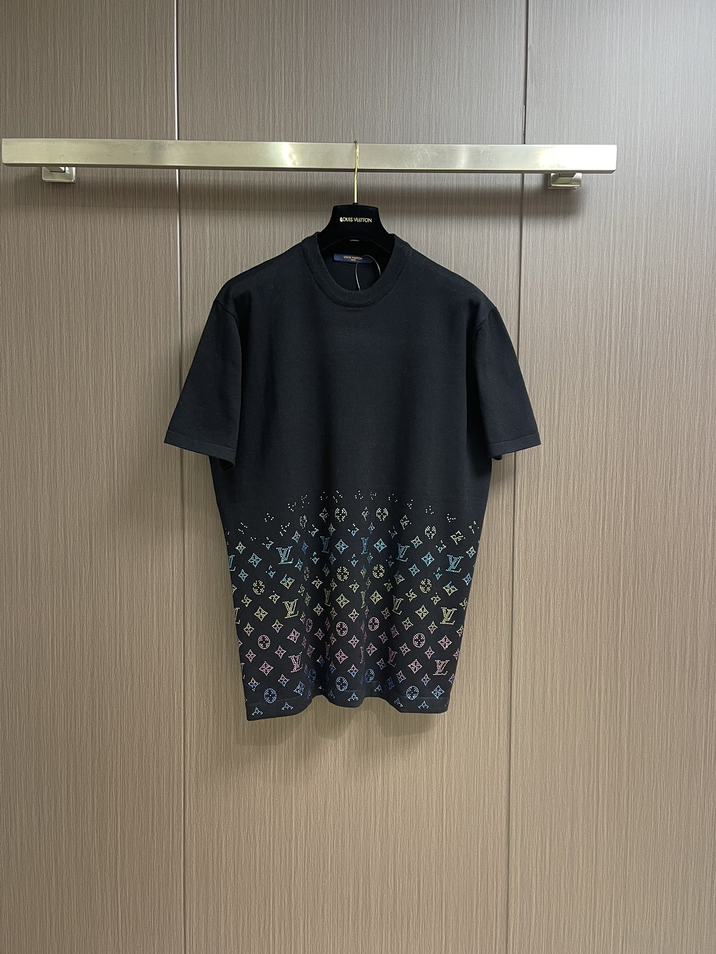 NO:127818,LV ironing letter knitted short-sleeved T-shirt, made of pure cotton yarn, this knitted T-shirt is woven according to the original 16-pin imported from Germany. The ironing diamond is made of high-temperature 180-degree double-layer sticking, greatly reducing common problems of drilling loss. This diamond uses bright diamonds, and each size and material is the same as the original. The overall wiring is straight and delicate, the fabric is comfortable and soft, and the color is consistent and there is no color difference. It can be matched with the same style to create a fashionable look, and control various occasions, customize auxiliary materials, complete three standards, and the same style for men and women!  Size S-M-L, louis vuitton, T-shirt,tees, t-shirt,alexander wang19860909LV 烫钻字母针织短袖T恤,采用纯棉纱线定织 该款针织t恤按原版16针德国进口机织成该,烫钻采用高温180度双层粘住,大大减少掉钻通病,该款钻采用光亮奥钻,每一颗大小和材料都与原版一至.整体走线平直细腻,面料舒适柔软,颜色一致无色差 能与同款搭配营造时尚造型,驾驭各种场合,定制辅料,三标齐全,男女同款！尺码S-M-L,,louis vuitton,T-shirt,tees，t-shirt,alexander wang,Men's clothing