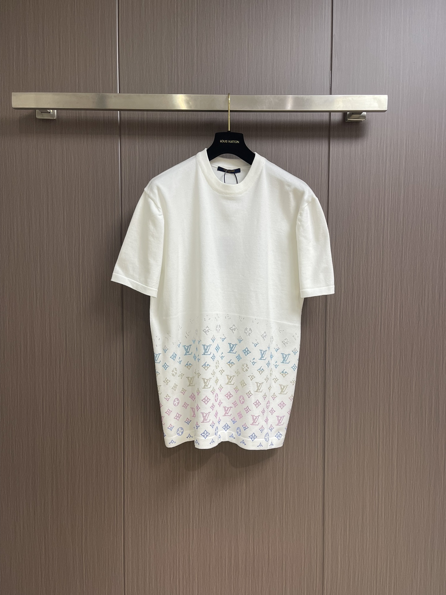 NO:137679,LV ironing letter knitted short-sleeved T-shirt, made of pure cotton yarn, this knitted T-shirt is woven according to the original 16-pin imported from Germany. The ironing diamond is made of high-temperature 180-degree double-layer sticking, greatly reducing common problems of drilling loss. This diamond uses bright diamonds, and each size and material is the same as the original. The overall wiring is straight and delicate, the fabric is comfortable and soft, and the color is consistent and there is no color difference. It can be matched with the same style to create a fashionable look, and control various occasions, customize auxiliary materials, complete three standards, and the same style for men and women!  Size S-M-L, louis vuitton, T-shirt,tees, t-shirt,alexander wang19860909LV 烫钻字母针织短袖T恤,采用纯棉纱线定织 该款针织t恤按原版16针德国进口机织成该,烫钻采用高温180度双层粘住,大大减少掉钻通病,该款钻采用光亮奥钻,每一颗大小和材料都与原版一至.整体走线平直细腻,面料舒适柔软,颜色一致无色差 能与同款搭配营造时尚造型,驾驭各种场合,定制辅料,三标齐全,男女同款！尺码S-M-L,,louis vuitton,T-shirt,tees，t-shirt,alexander wang,Men's clothing