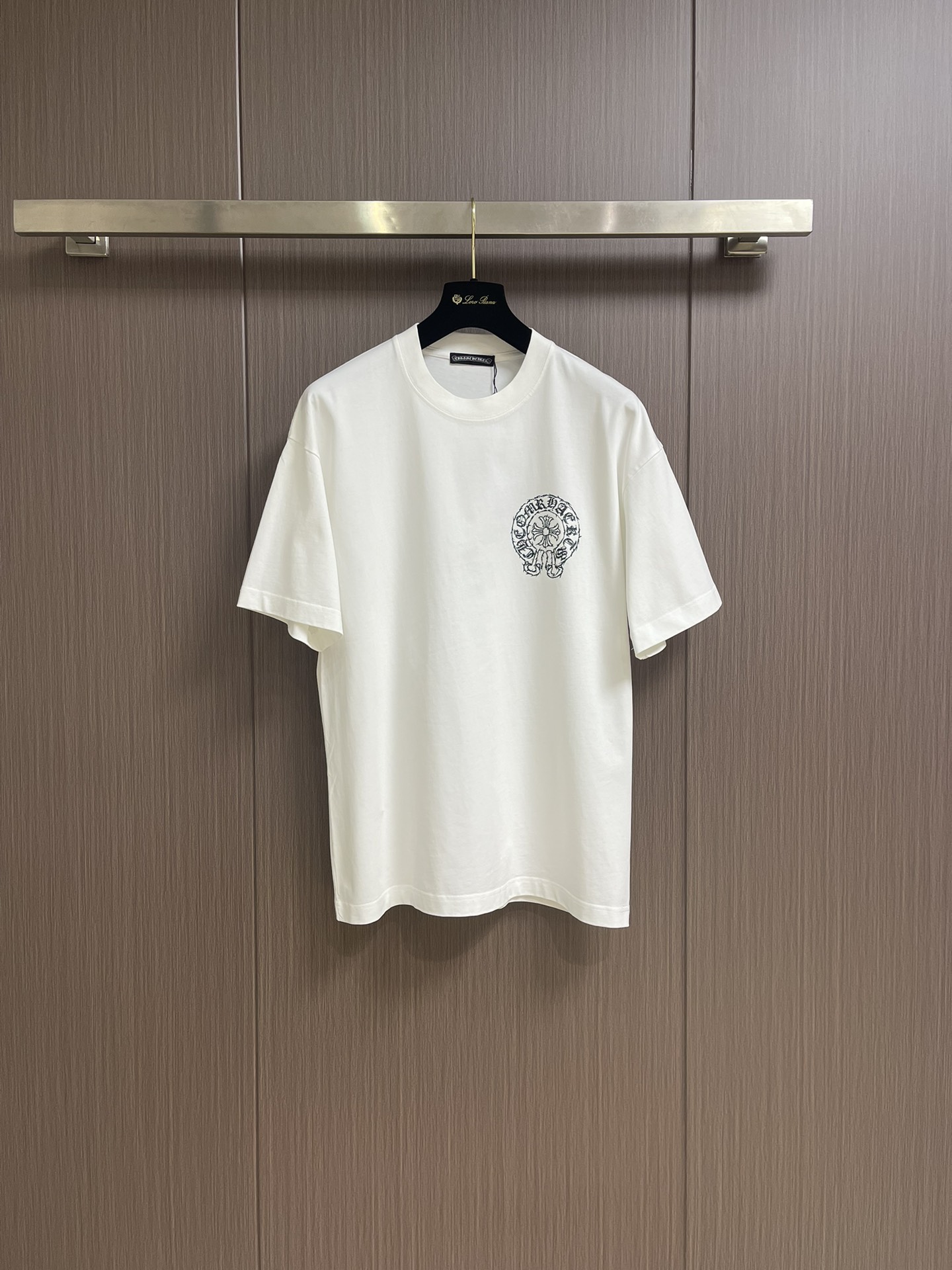 NO:127799,chrome hearts CH urban limited printed short-sleeved T-shirt, the fabric is made of 26 knitted 200 grams of cotton, ready-to-wear washing process, the printing adopts ink printing process   light glue process, the overall wiring is straight and delicate, the fabric is comfortable and soft, the color is consistent and there is no color difference. It can be matched with the same style to create a fashionable look, control various occasions, customize auxiliary materials, complete three standards, the same style for men and women!  Size S-XXL Size bust 104cm Length 70cm Shoulder width 52cm M Size bust 108cm L Size bust 72cm Shoulder width 53cm L Size bust 112cm L Size bust 74cm Shoulder width 54cm XL Size bust 116cm Length 76cm Shoulder width 55cm XXL Size bust 120cm Length 78cm Shoulder width 56cm, chrome hearts, T-shirt,tees, t-shirt,alexander wang19860909chrome hearts CH 城市限定印花短袖T恤,面料采用26织200克全棉材质,成衣水洗工艺,印花采用油墨印花工艺＋光胶工艺,整体走线平直细腻,面料舒适柔软,颜色一致无色差 能与同款搭配营造时尚造型,驾驭各种场合,定制辅料,三标齐全,男女同款！尺码S-XXL S码胸围104cm 衣长70cm 肩宽52cm M码胸围108cm 衣长72cm 肩宽53cm L码胸围112cm 衣长74cm 肩宽54cm XL码胸围116cm 衣长76cm 肩宽55cm XXL码胸围120cm 衣长78cm 肩宽56cm,,chrome hearts,T-shirt,tees，t-shirt,alexander wang,Men's clothing