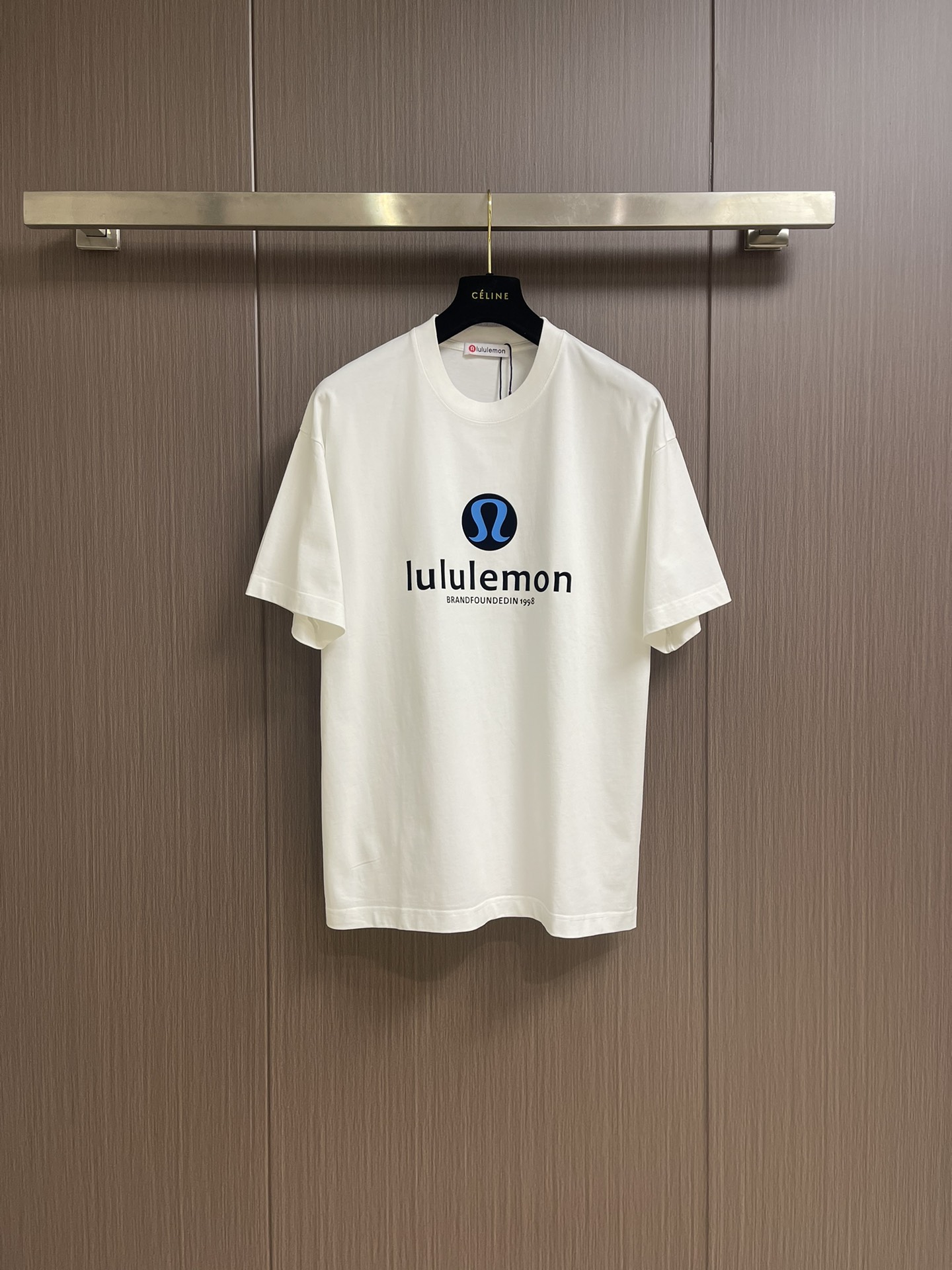 NO:127802,Lululemon three-dimensional logo printed short-sleeved T-shirt, high-end short-sleeved high-end, high-recognition piece, with stylish bgm, bringing simplicity to the extreme. Three-dimensional layering combined with casual style, collides with different high-end fashionable and relaxed. It uses high-weight pure cotton fabric, os loose style, the same style for men and women. Size S-XXL S-size bust 104cm long, shoulder width 52cm, M-size bust 108cm long, shoulder width 72cm, shoulder width 53cm, L-size bust 112cm long, shoulder width 74cm, shoulder width 54cm, XL-size bust 116cm long, shoulder width 76cm, shoulder width 55cm, XXL-size bust 120cm long, 78cm  Shoulder width 56cm, T-shirt,tees,t-shirt,alexander wang19860909lululemon 立体logo印花短袖t恤,高级腔调的高阶短袖,辨识度超高的一件,自带时髦bgm,将简约玩到极致.立体层次感结合休闲版型,碰撞出不一样的高阶时髦感,松弛度.采用高克重纯棉面料,os宽松版型,男女同款.尺码S-XXL S码胸围104cm 衣长70cm 肩宽52cm M码胸围108cm 衣长72cm 肩宽53cm L码胸围112cm 衣长74cm 肩宽54cm XL码胸围116cm 衣长76cm 肩宽55cm XXL码胸围120cm 衣长78cm 肩宽56cm,,T-shirt,tees，t-shirt,alexander wang,Men's clothing