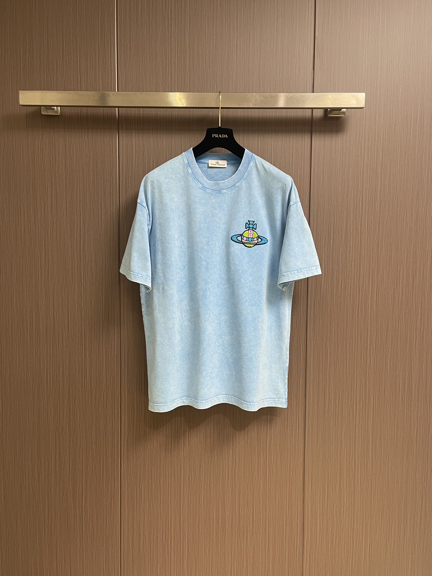 NO:127790,vivienne west wood Queen Mother Saturn embroidered short-sleeved T-shirt, punk spirit, short-sleeved short-sleeved, wear it and enter the unzipped universe. It is super recommended!  Thick fabric, comfortable and soft, eye-catching graffiti printed logo niche design looks cool overall, full of futuristic feeling, and can also be easily matched with various clothes. Daily wear is effortless oversize The silhouette can accommodate various figures, classic and easy to wear, fashionable items, quality control must-enter series of environmentally friendly dyeing, stable quality, delicate texture, soft and comfortable short sleeves, full of vitality, never picky people, loose three-dimensional style continues the classic and casual and fashionable feeling. Size M-XXL, versace, T-shirt, tees, t-shirt, alexander wang19860909vivienne west wood 西太后土星刺绣短袖T恤,富有朋克精神的士星物语印花短袖,穿上它便能进入解压的宇宙,超级推荐！有厚度的面料,舒适柔软,吸睛的涂鸦印花logo小众设计整体看起来酷酷的,未来感十足,也能够轻松搭配各种衣服,日常穿搭毫不费力 oversize 廓形能够容纳各种身材,经典好穿,时髦单品,品质控必入系列环保染色,品质稳定质地细腻,柔软舒适短袖,活力满满的从不挑人剪裁宽松立体版型延续经典随意时髦感与生俱来.尺码M-XXL,,versace,T-shirt,tees，t-shirt,alexander wang,Men's clothing