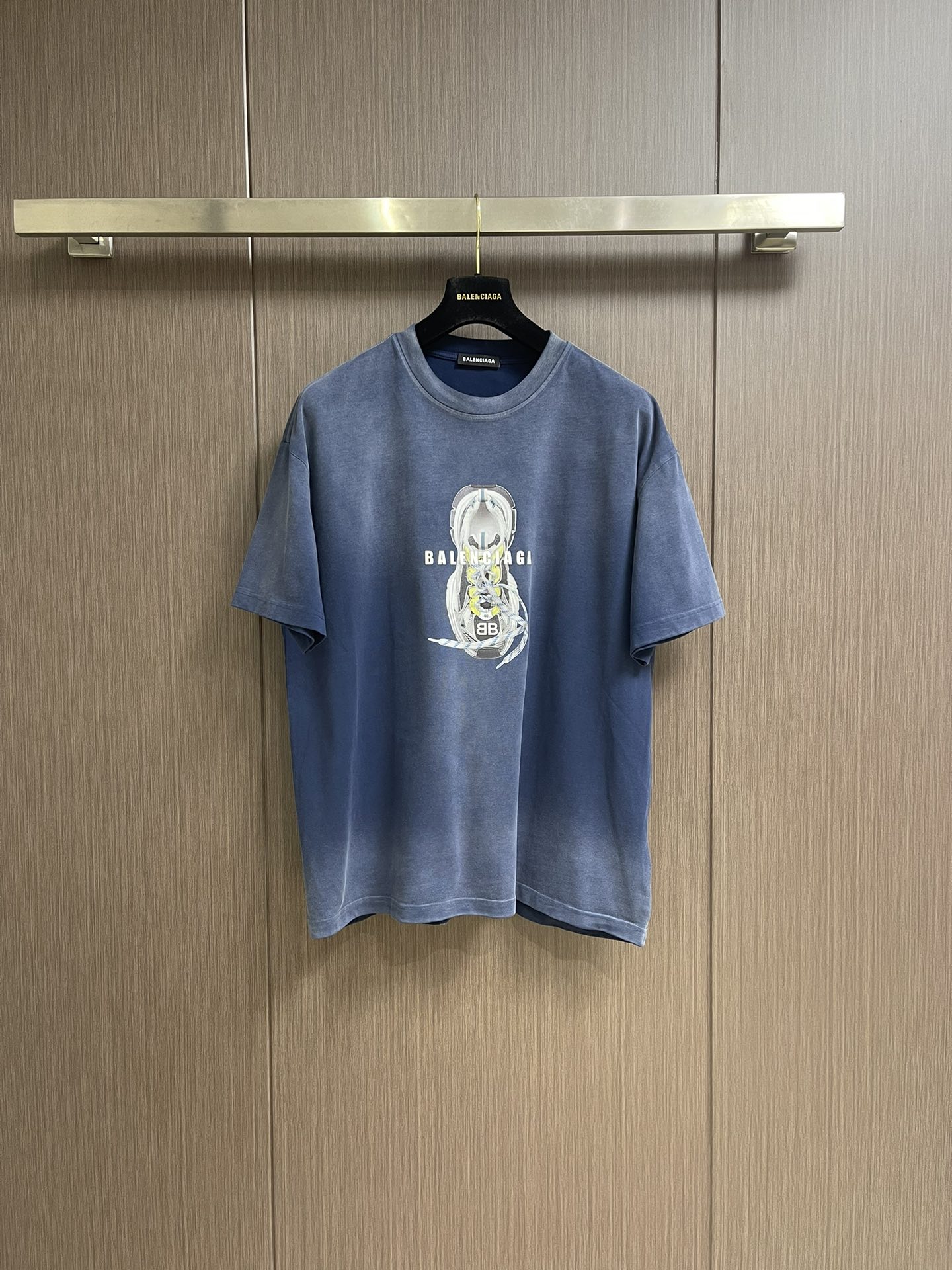 NO:127815,Balenciaga shoes, graffiti short-sleeved T-shirt, 260g pure cotton double sand fabric. All fabrics have been shrunk in advance. Pure cotton soft fabric, color-dyeing fabric, ultra-fine flat screen printing technology, full of trend, fixed-dyeing cotton fabric, os-style, complete three standards, same style for men and women. Size M-XXL,,balenciaga, T-shirt,tees, t-shirt,alexander wang19860909Balenciaga 鞋履涂鸦短袖T恤,260克纯棉双砂面料 所有面料均已提前做过缩水 纯棉柔软面料,对色定染面料,超精细平网印花工艺,潮流感十足,定染纯棉面料,os版型,三标齐全,男女同款.尺码M-XXL,,balenciaga,T-shirt,tees，t-shirt,alexander wang,Men's clothing